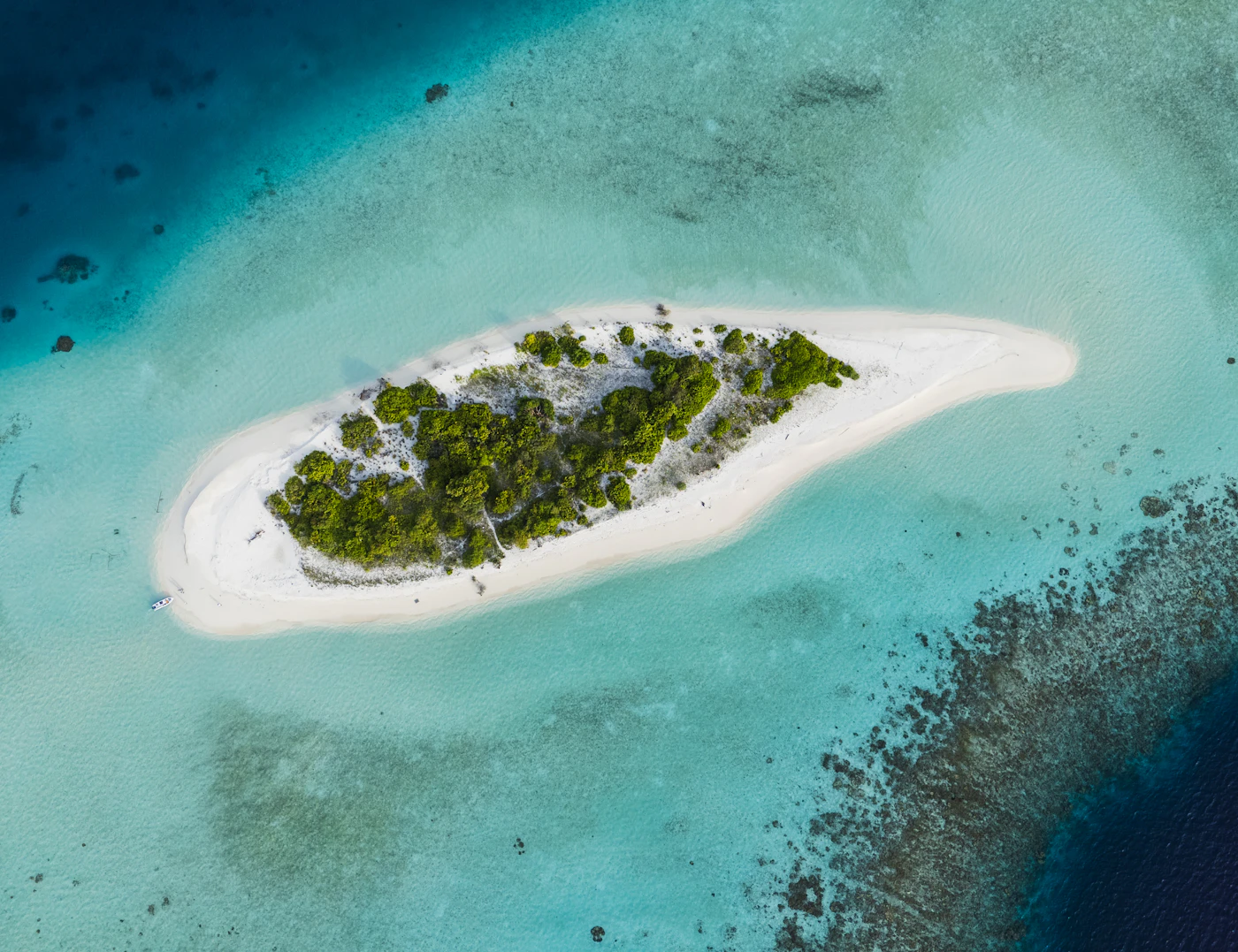 Kleine Sandbank aus der Luft in einer blauen Maledivenlagune