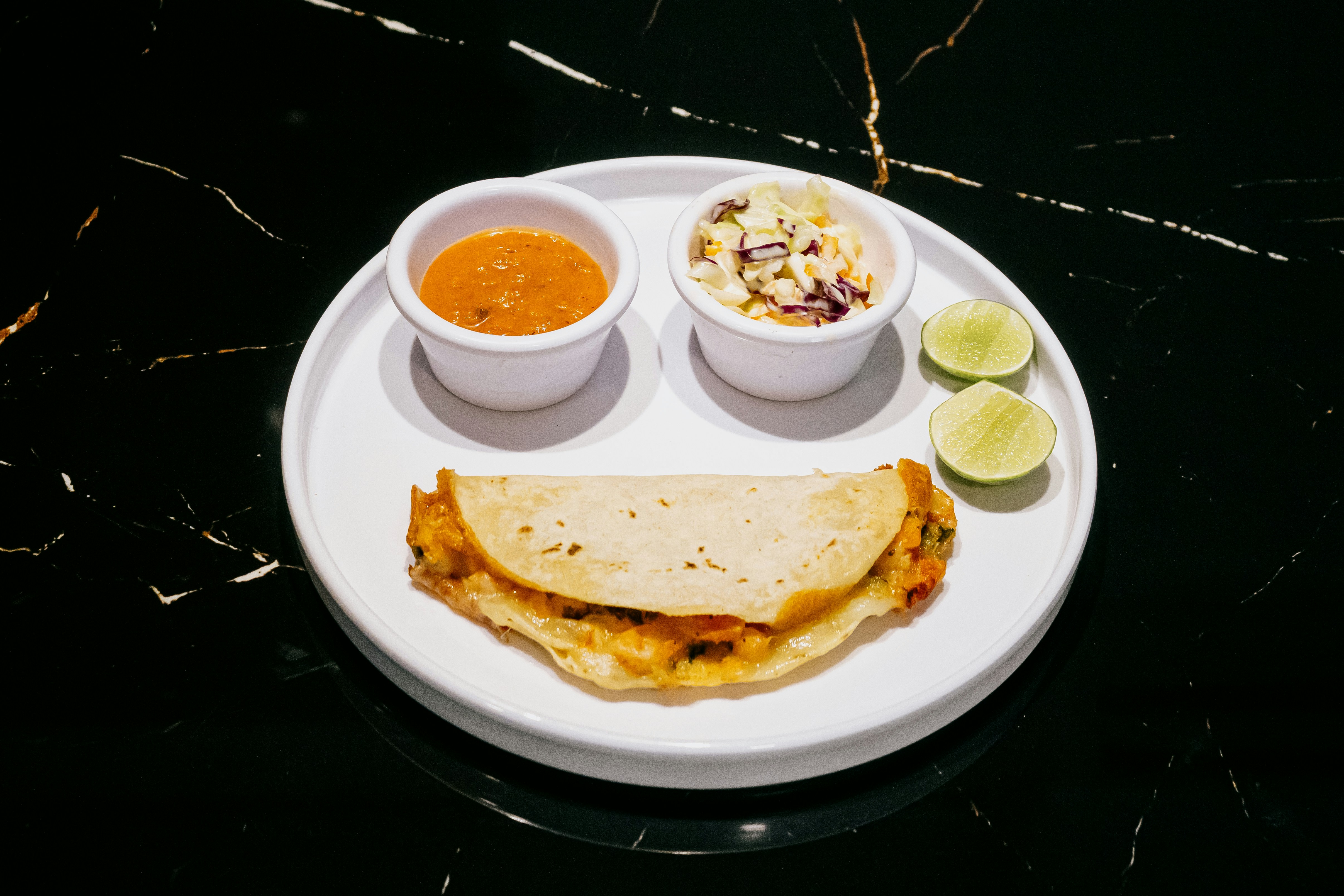 Quesadillas Integrales de Requesón y Epazote con Salsa Roja Ligera