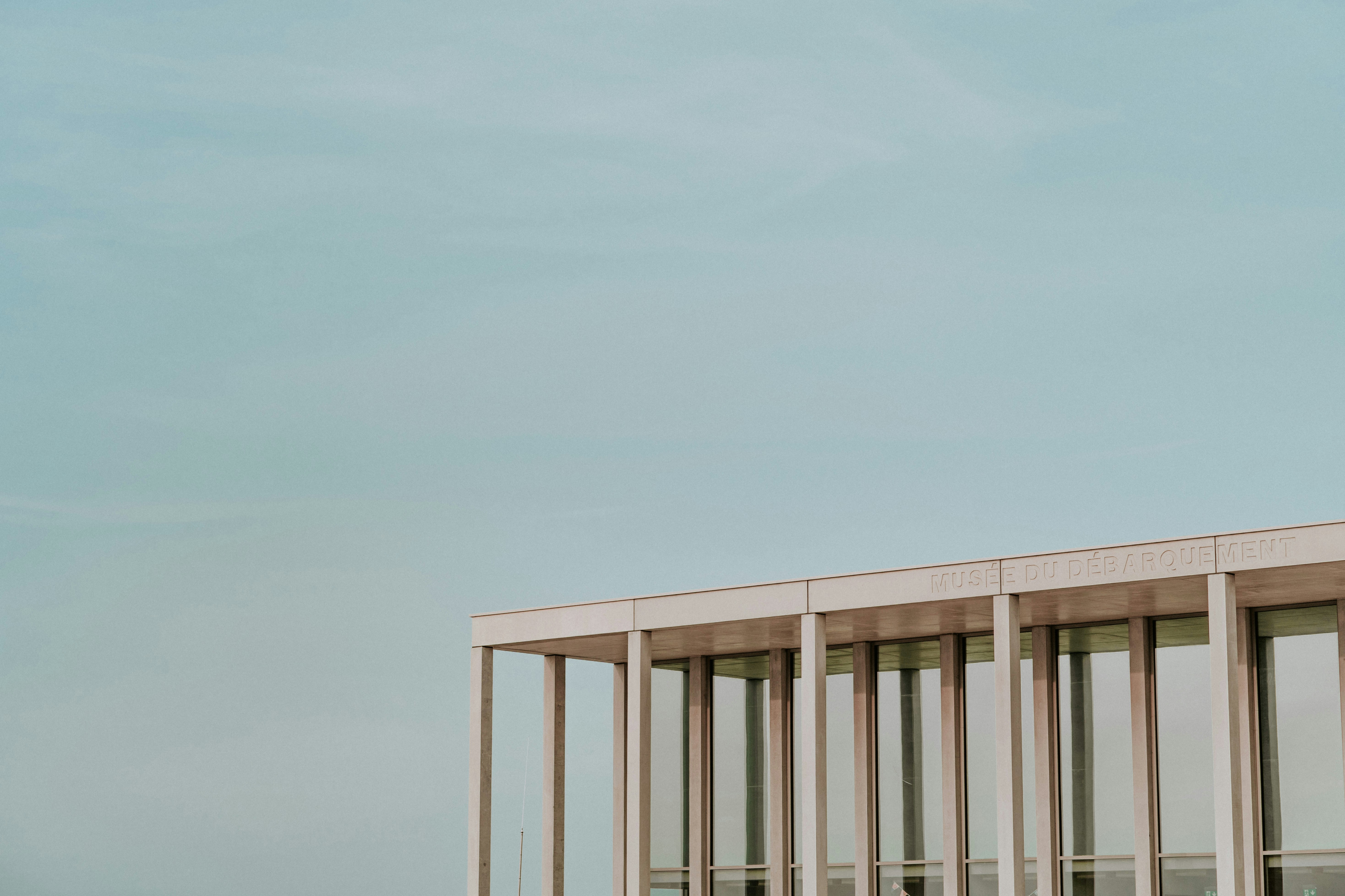 Um prédio alto com um relógio ao lado