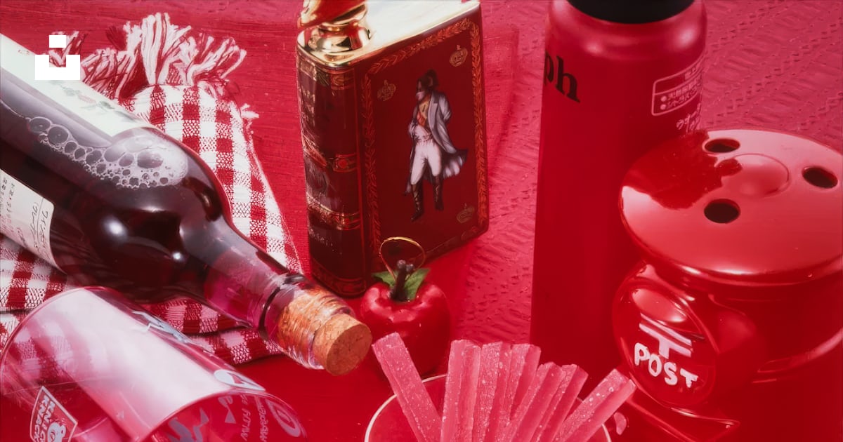 Une table surmontée de nombreux objets rouges photo – Image gratuite de ...