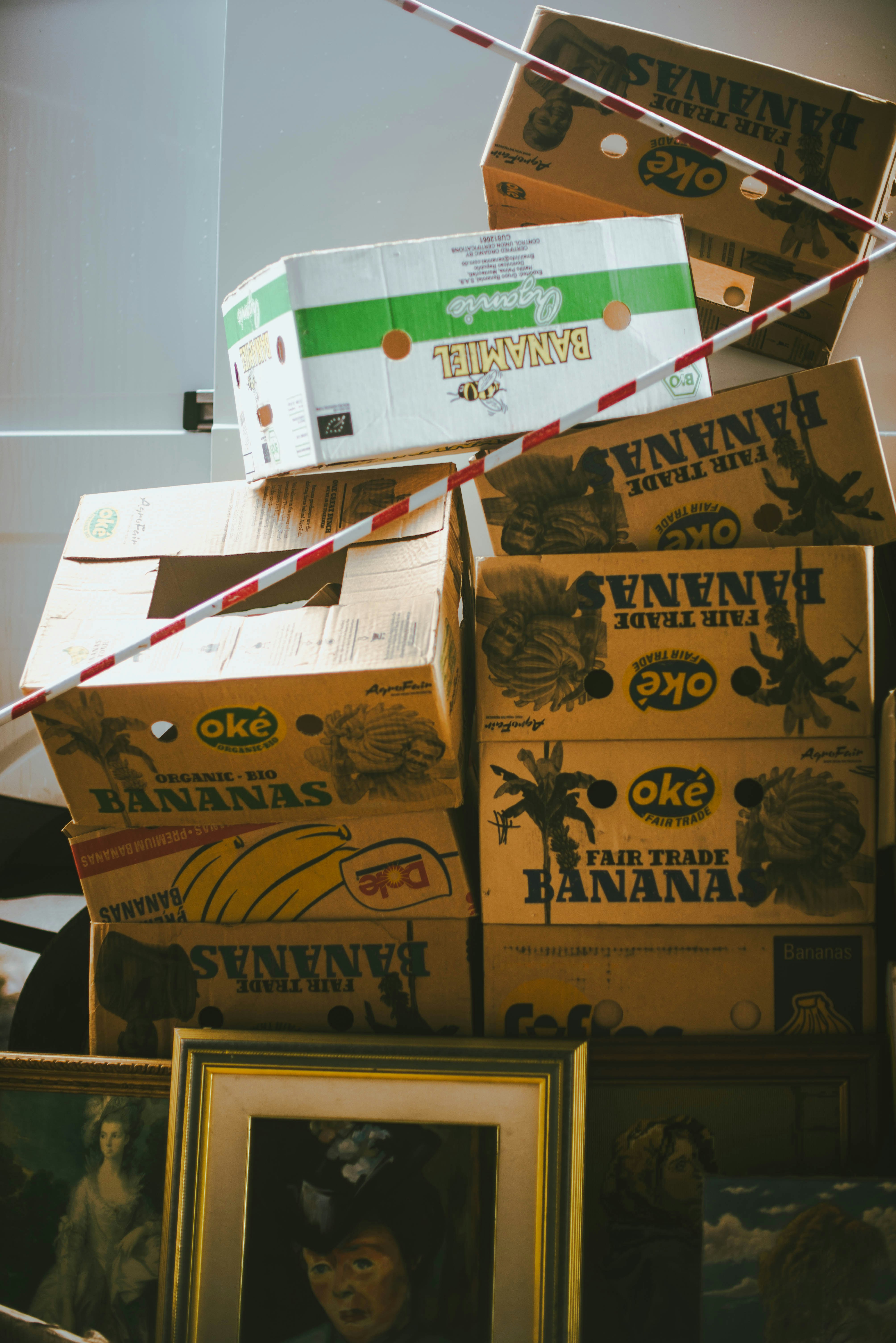 gray computer monitor