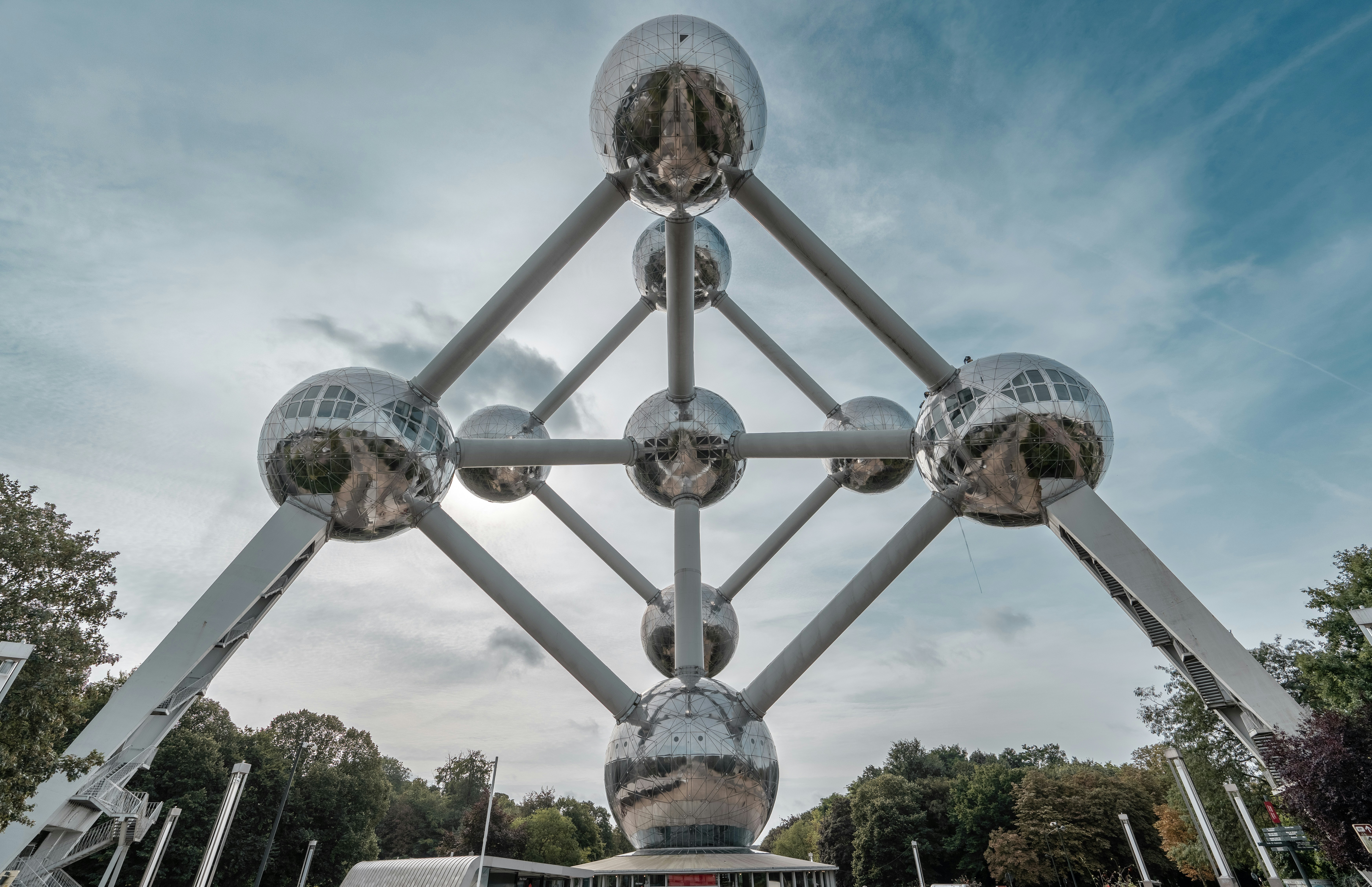 A large metal structure sitting in the middle of a park photo – Free ...