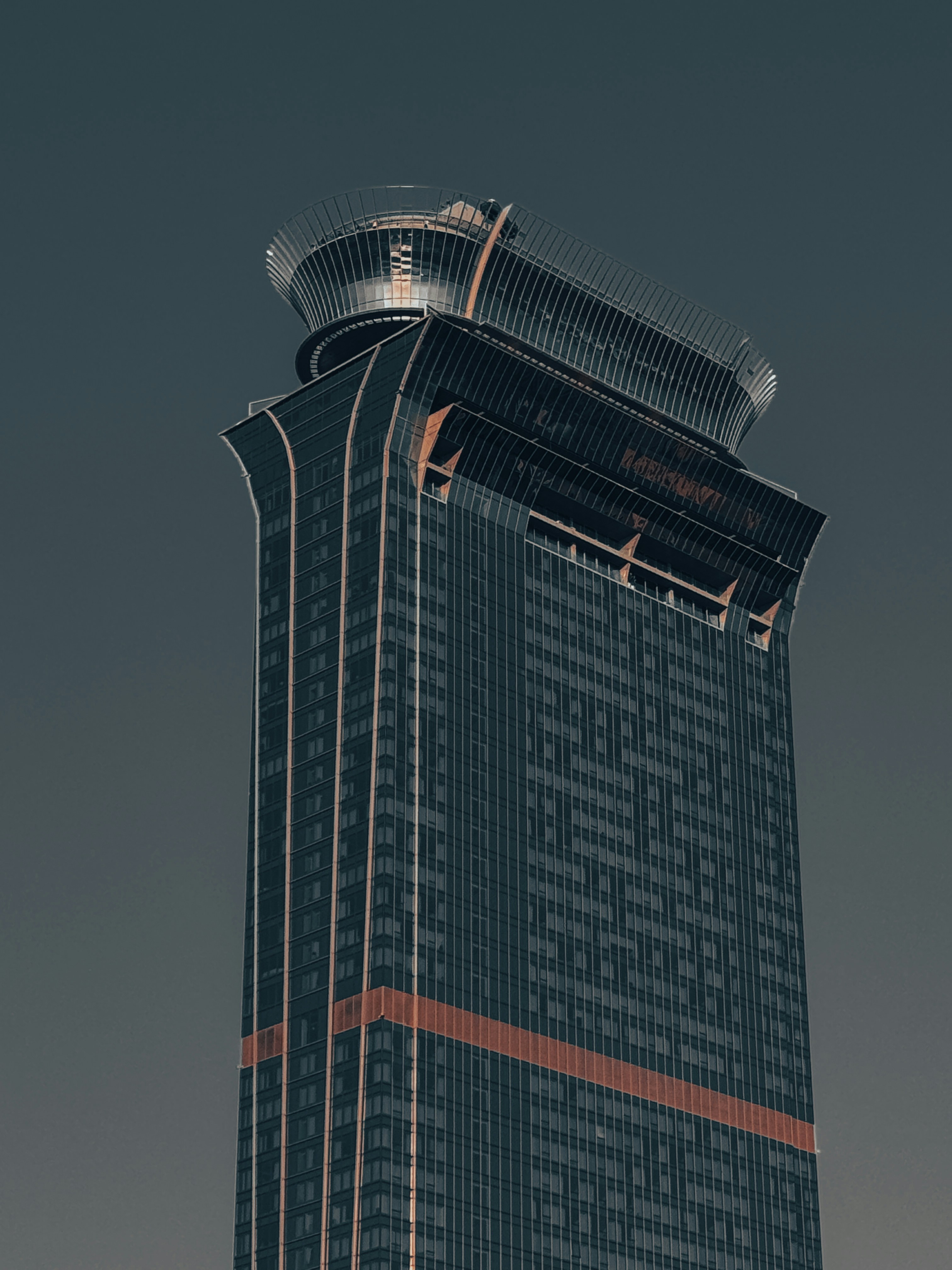 Um edifício alto com um fundo do céu