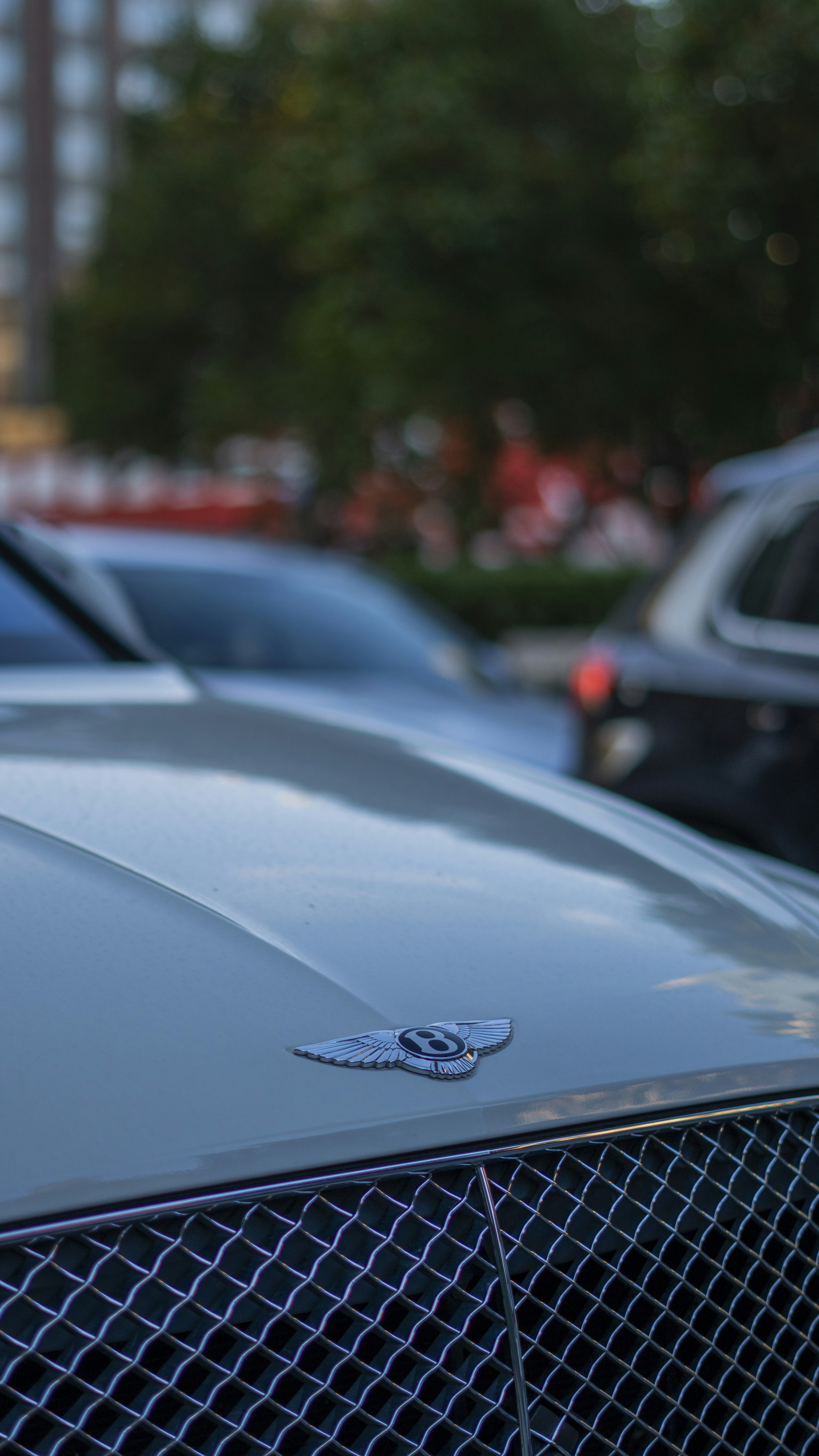 Gros plan d’une voiture garée sur un parking