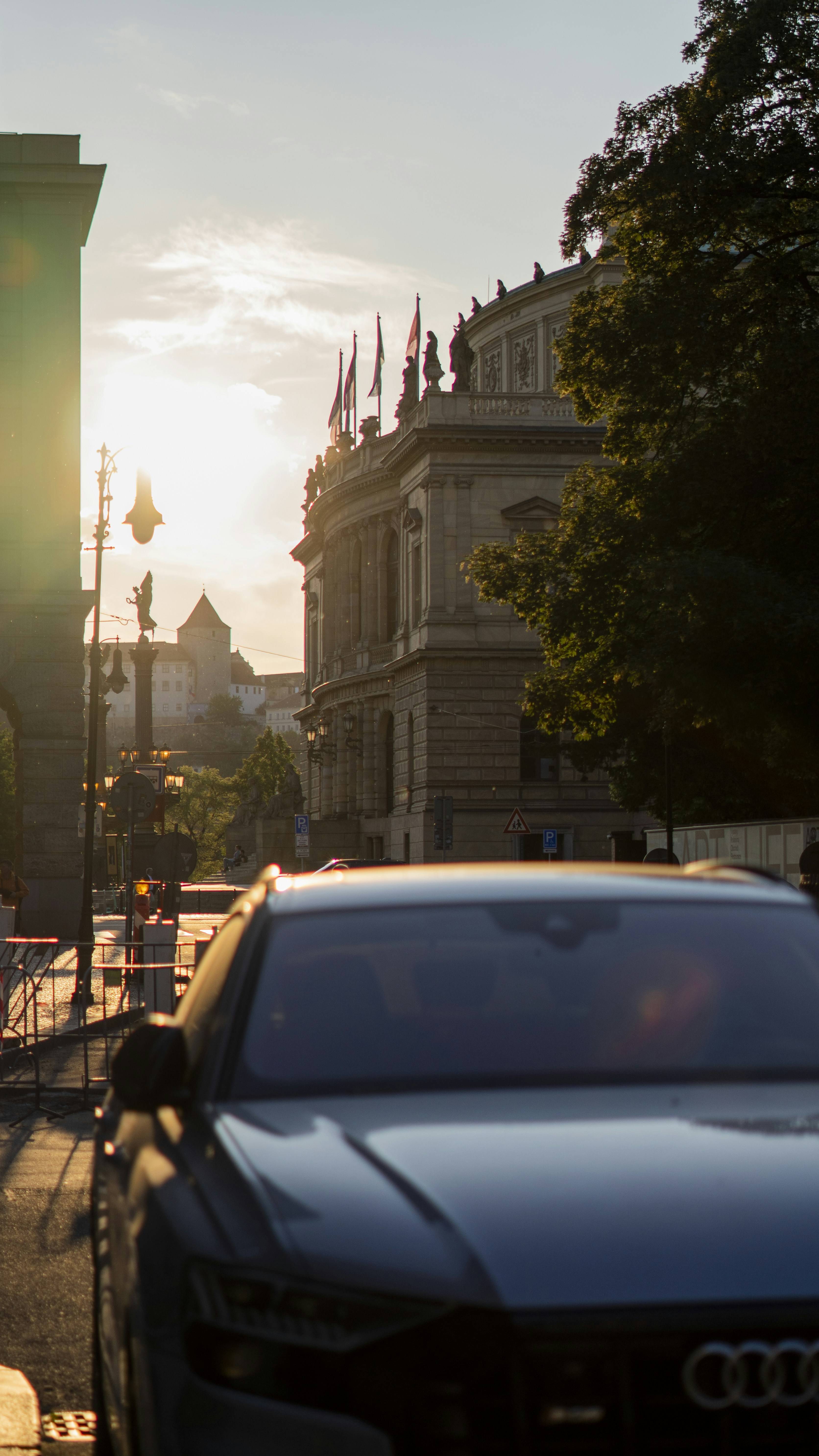 Une rue de la ville avec des voitures garées sur le côté