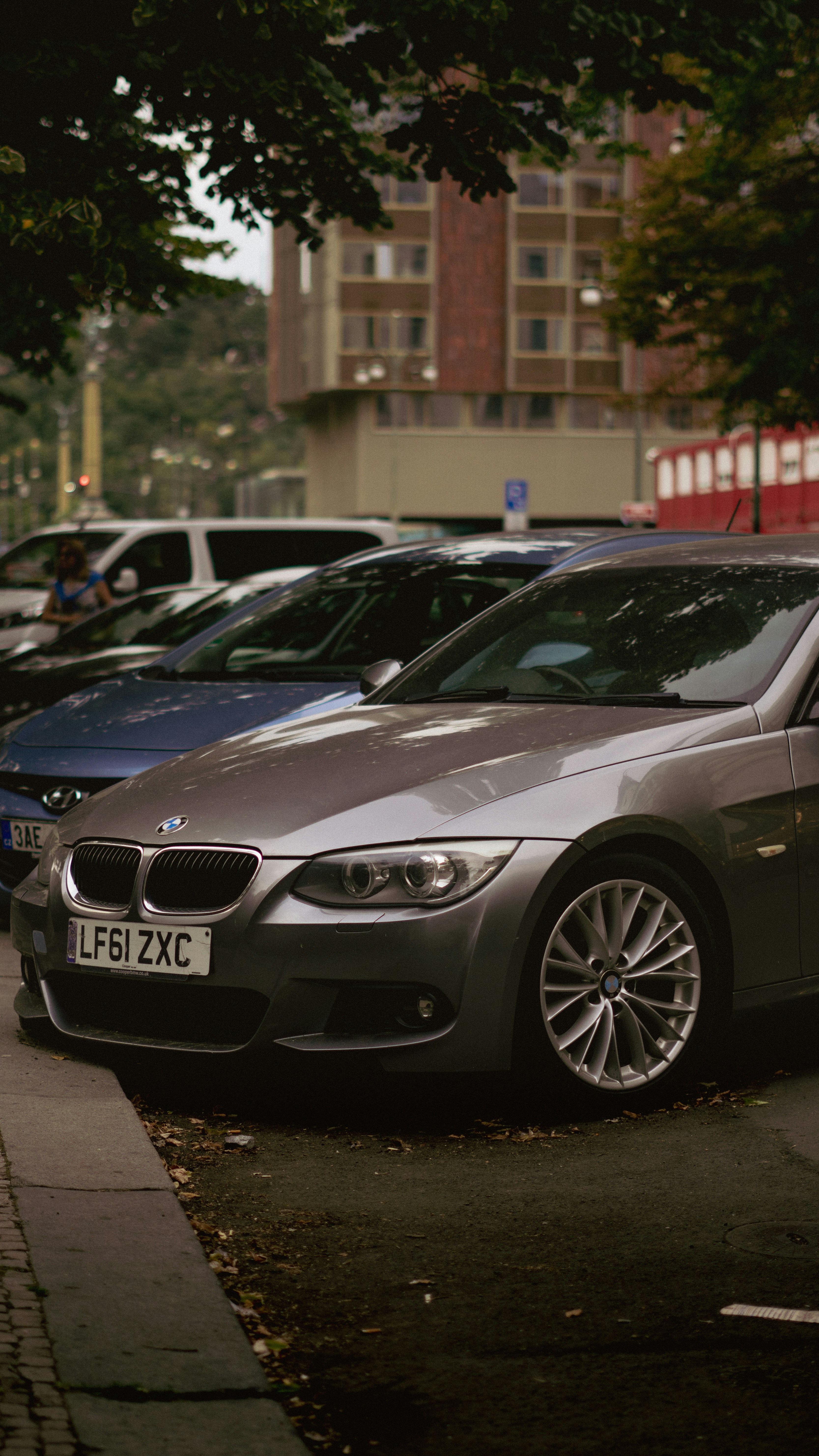 Une rangée de voitures garées sur le bord d’une route