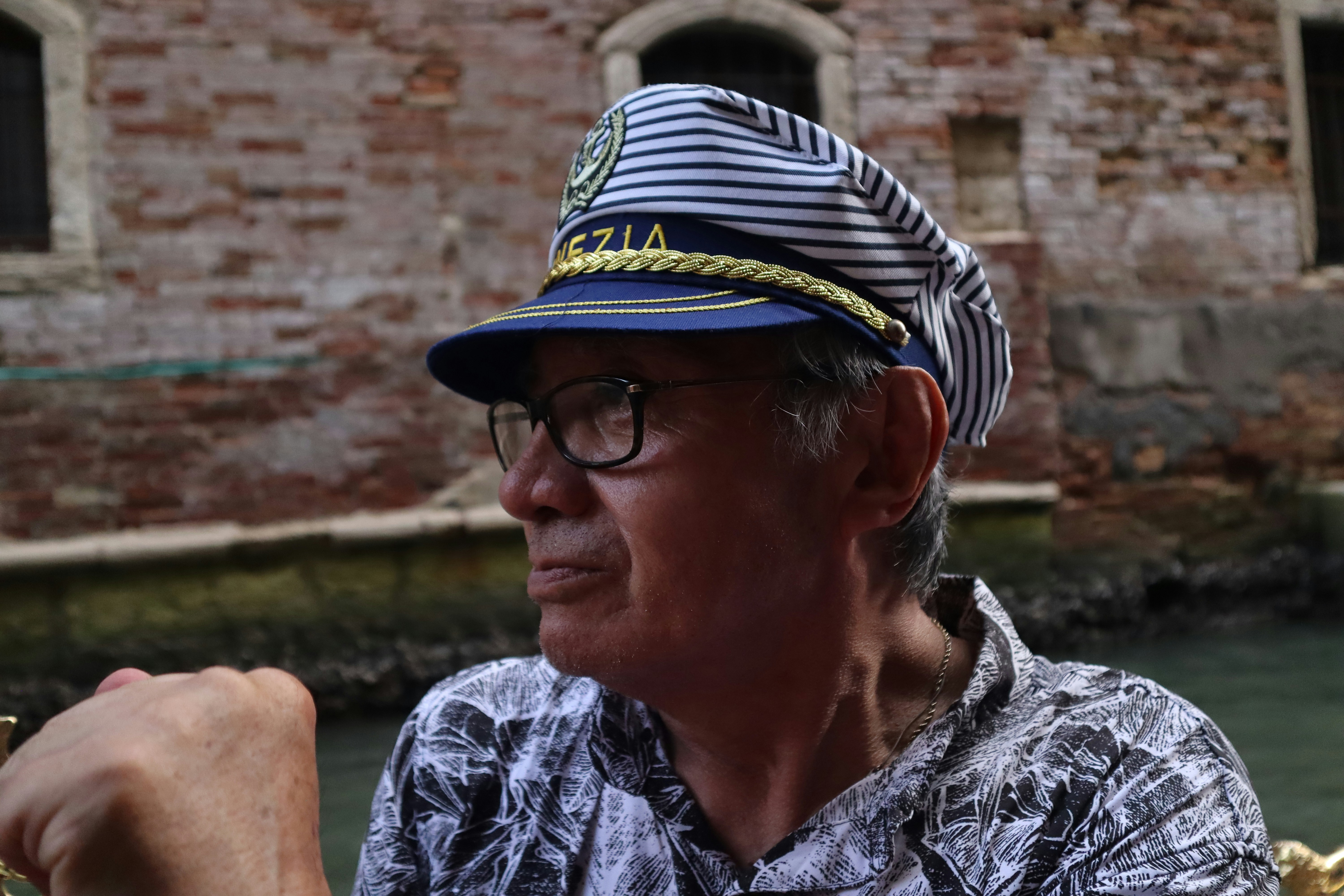 Un uomo, indossando, uno, cappello, seduto su, una barca