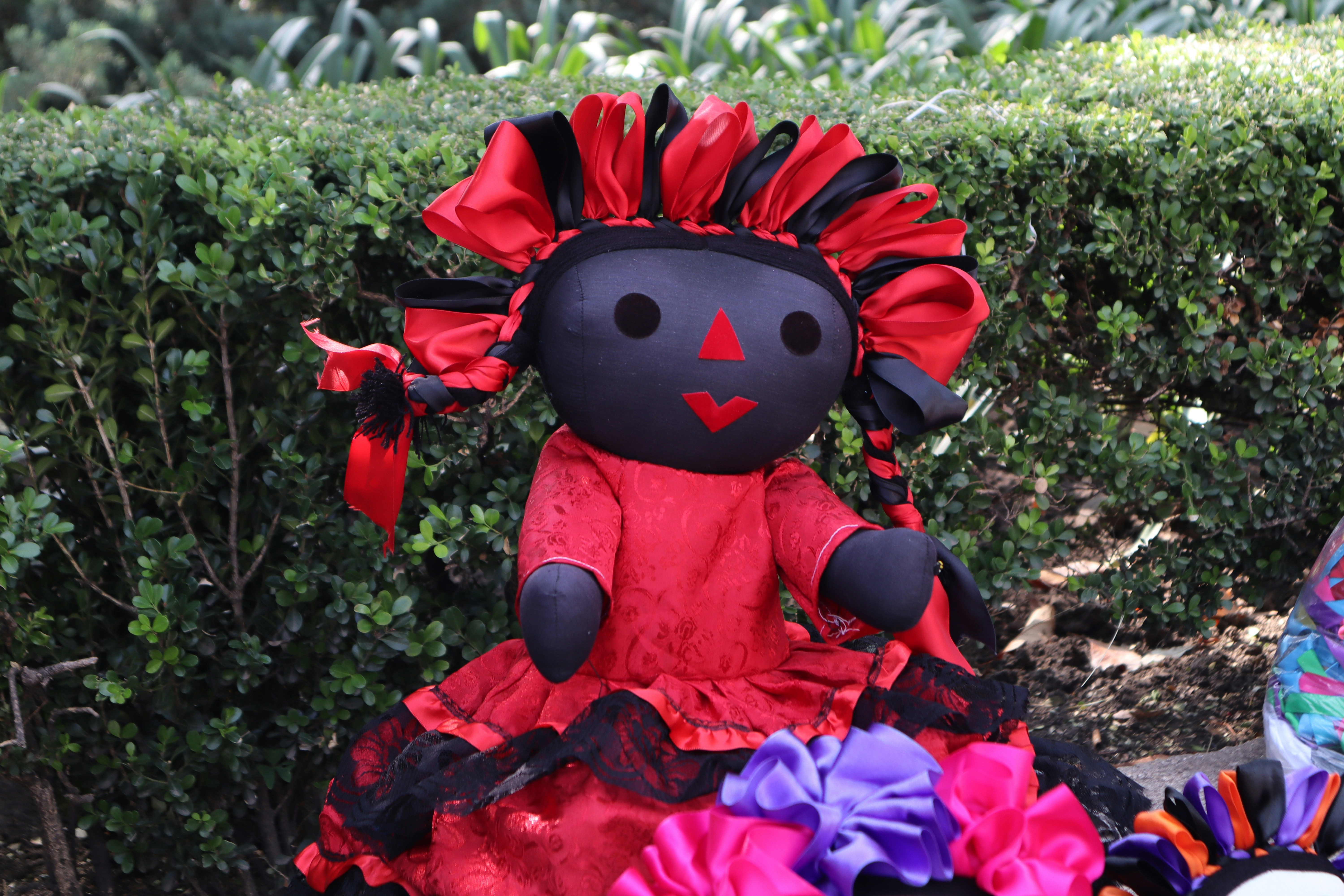 Una coppia di animali di peluche seduti uno accanto all'altro