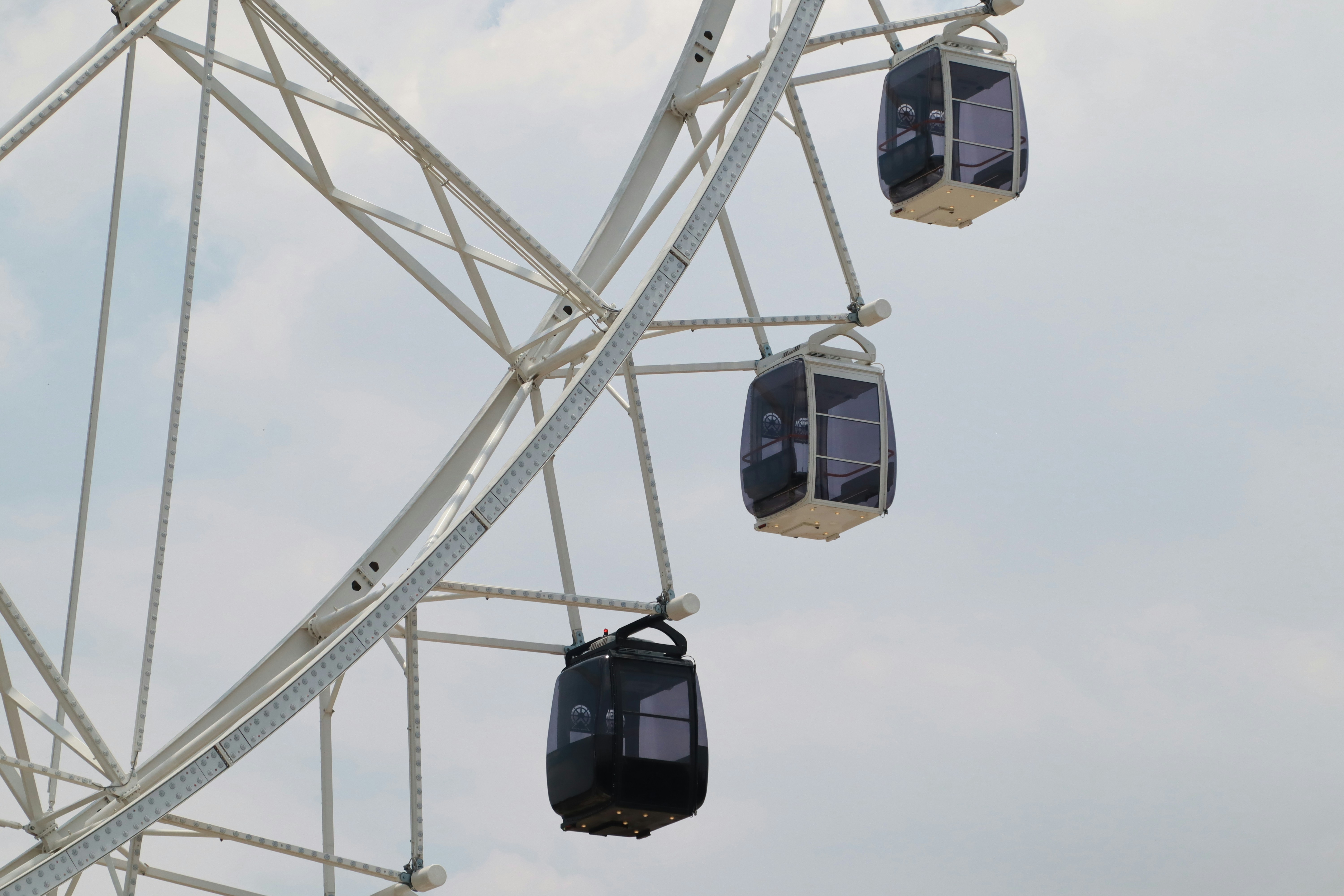 Una ruota panoramica con uno sfondo del cielo