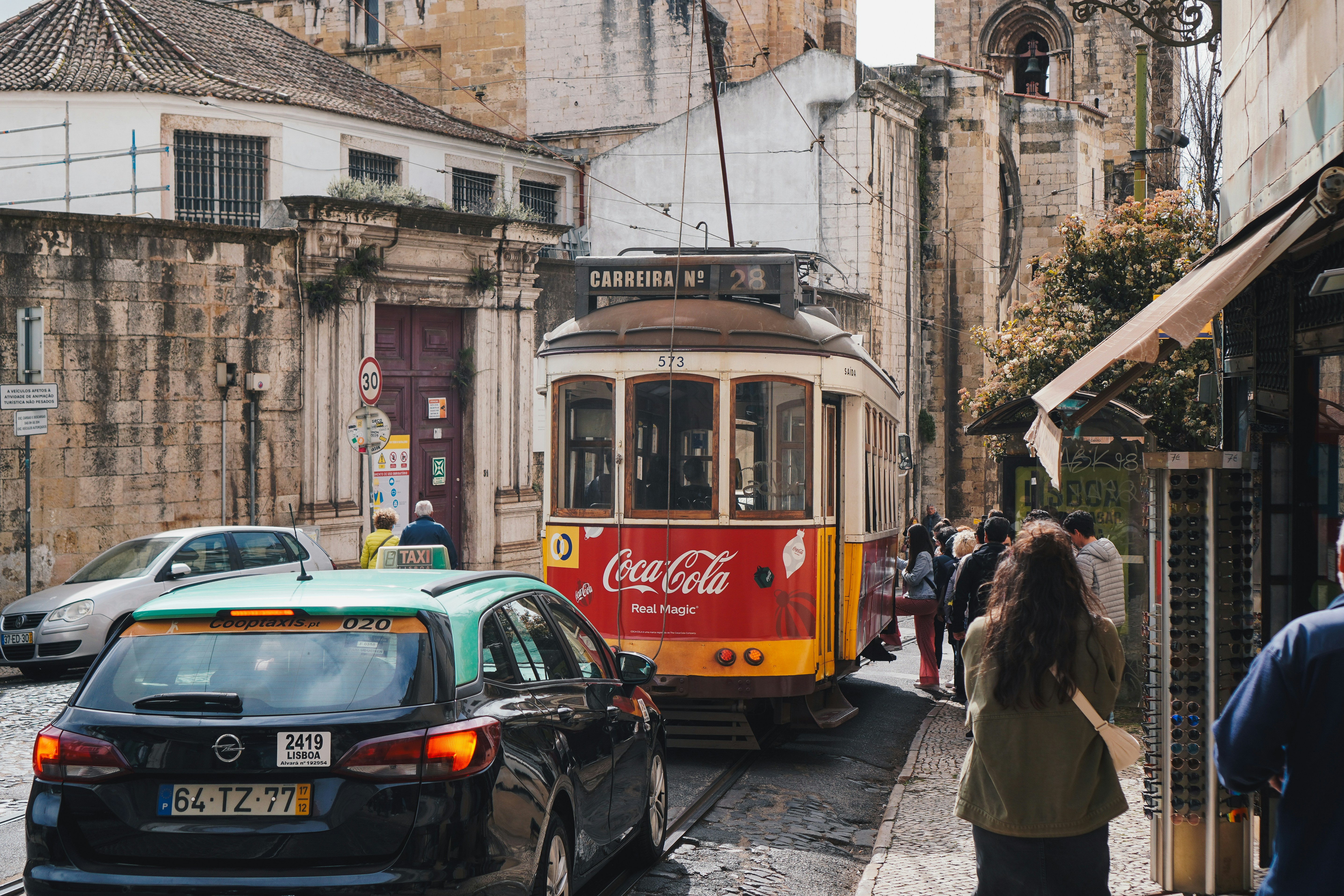 Une scène de rue avec des voitures et un tramway
