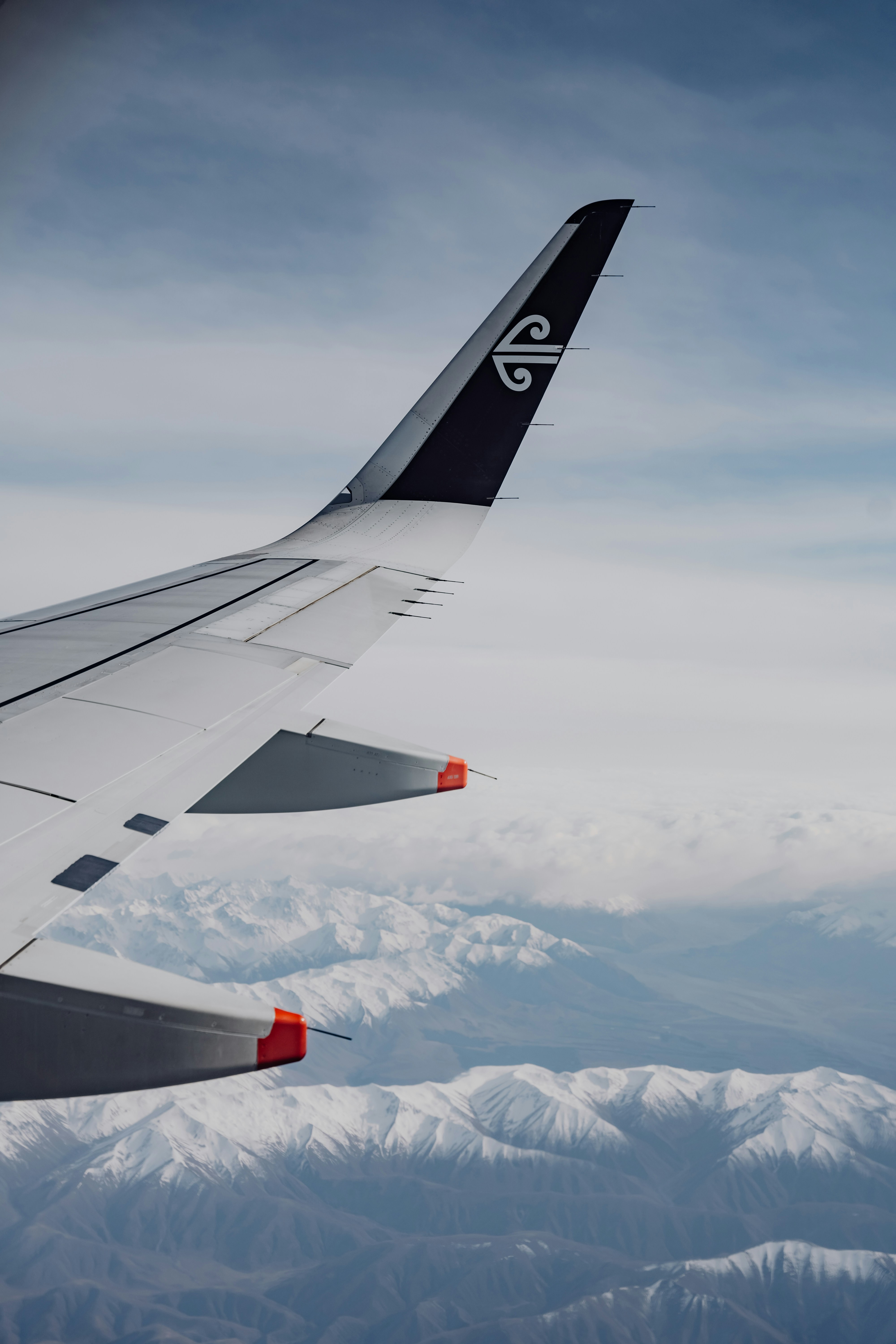 A view of the wing of an airplane in the sky
