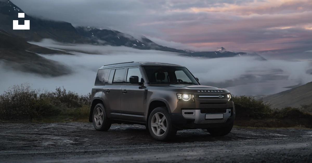 Un Land Rover está aparcado a un lado de la carretera foto – Imagen de ...