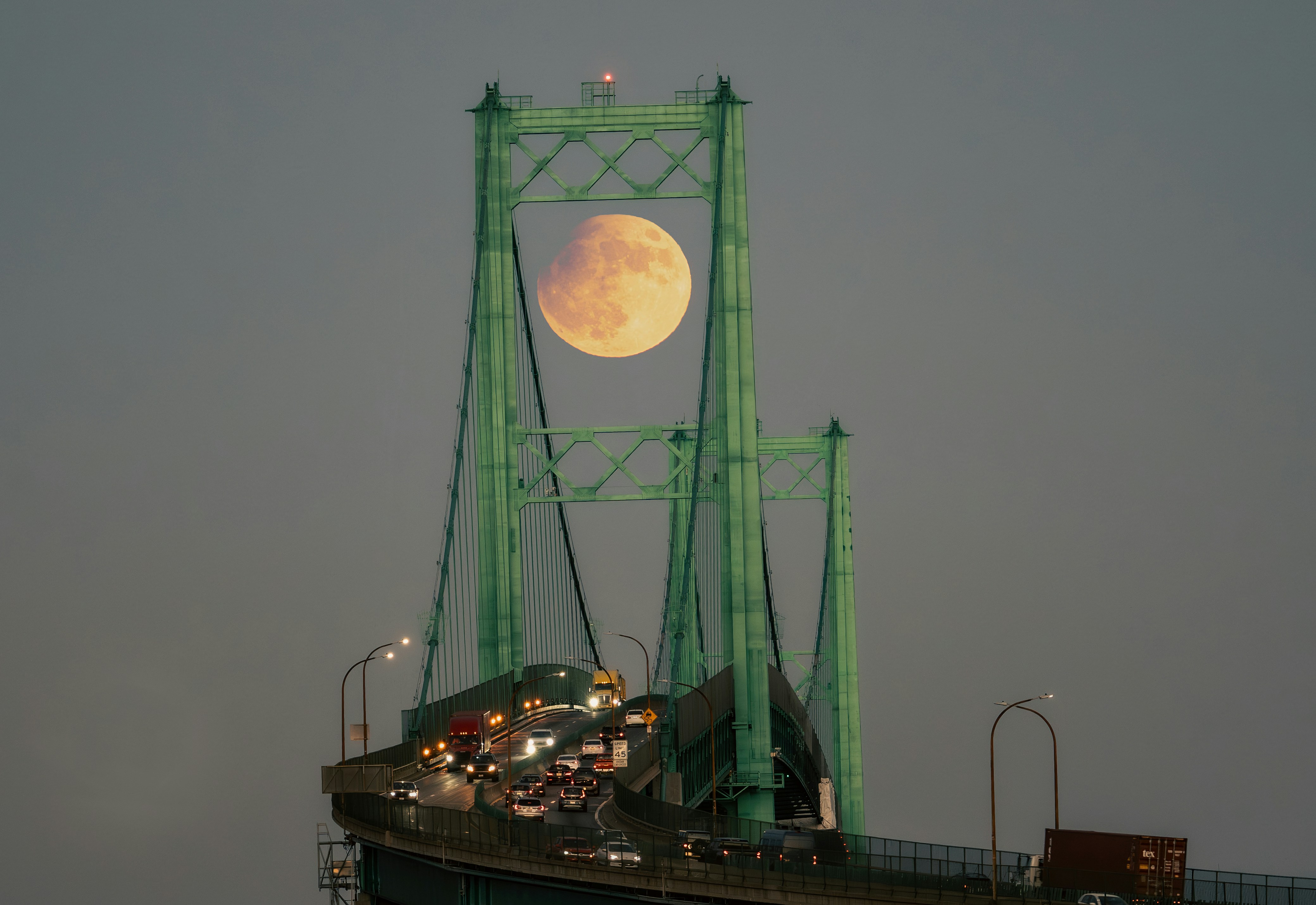 gray computer monitor