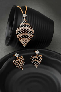 A set of jewelry sitting on top of a black plate