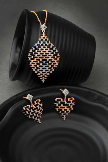 A set of jewelry sitting on top of a black plate