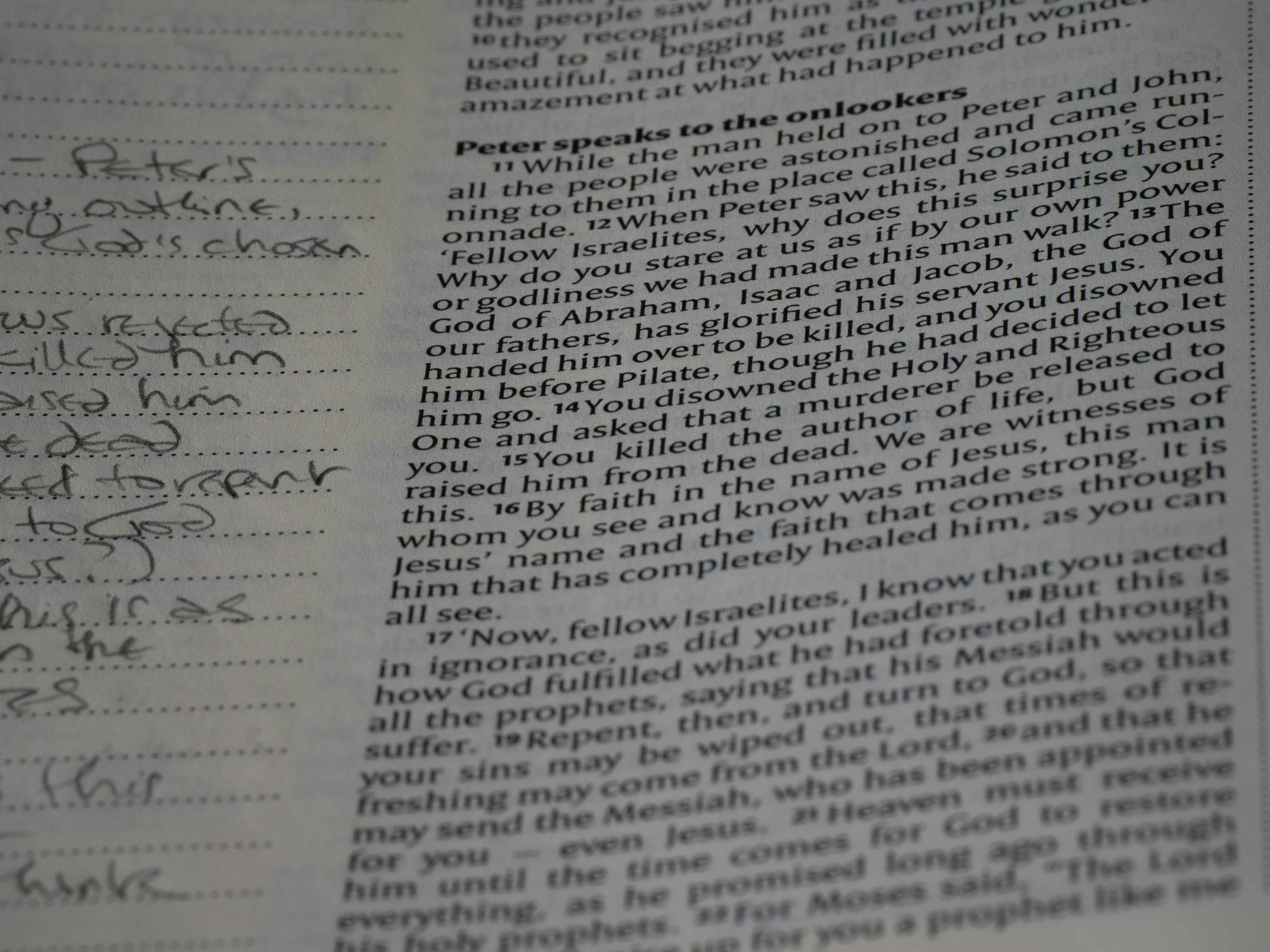 Nahaufnahme eines geschriebenen Buches