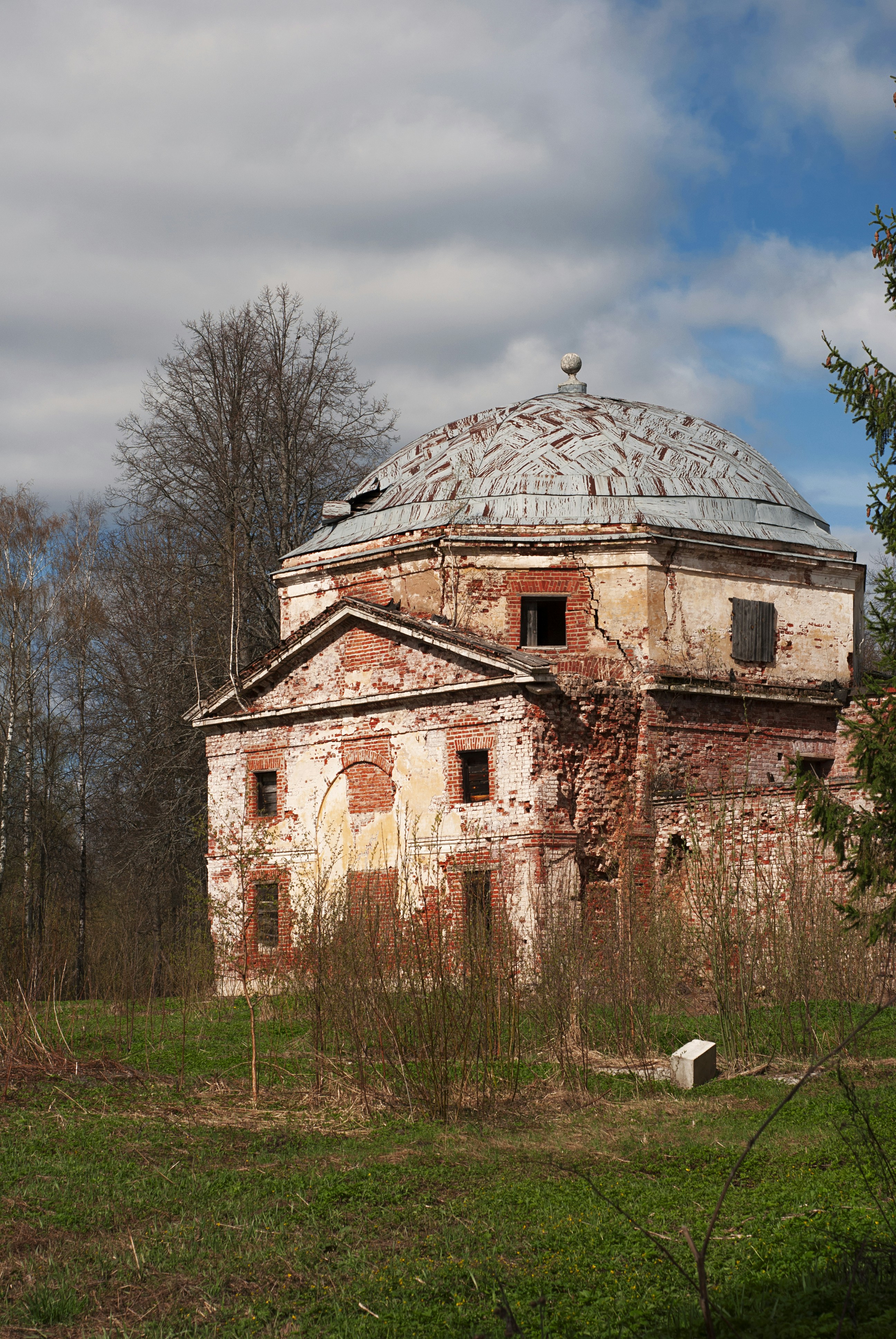 Une vieille bâtisse abandonnée au milieu d’une forêt