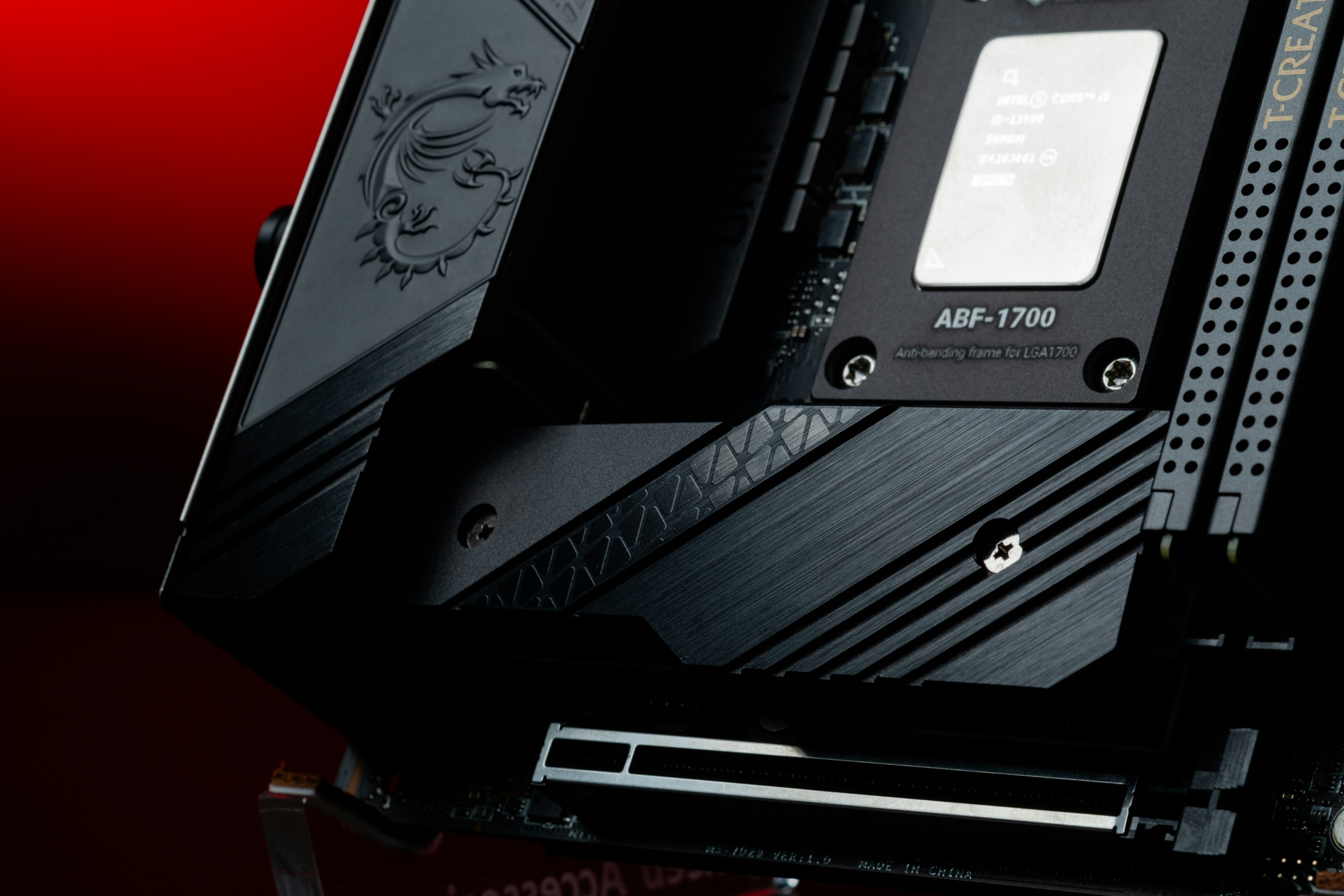 Un primer plano de una computadora con un fondo rojo