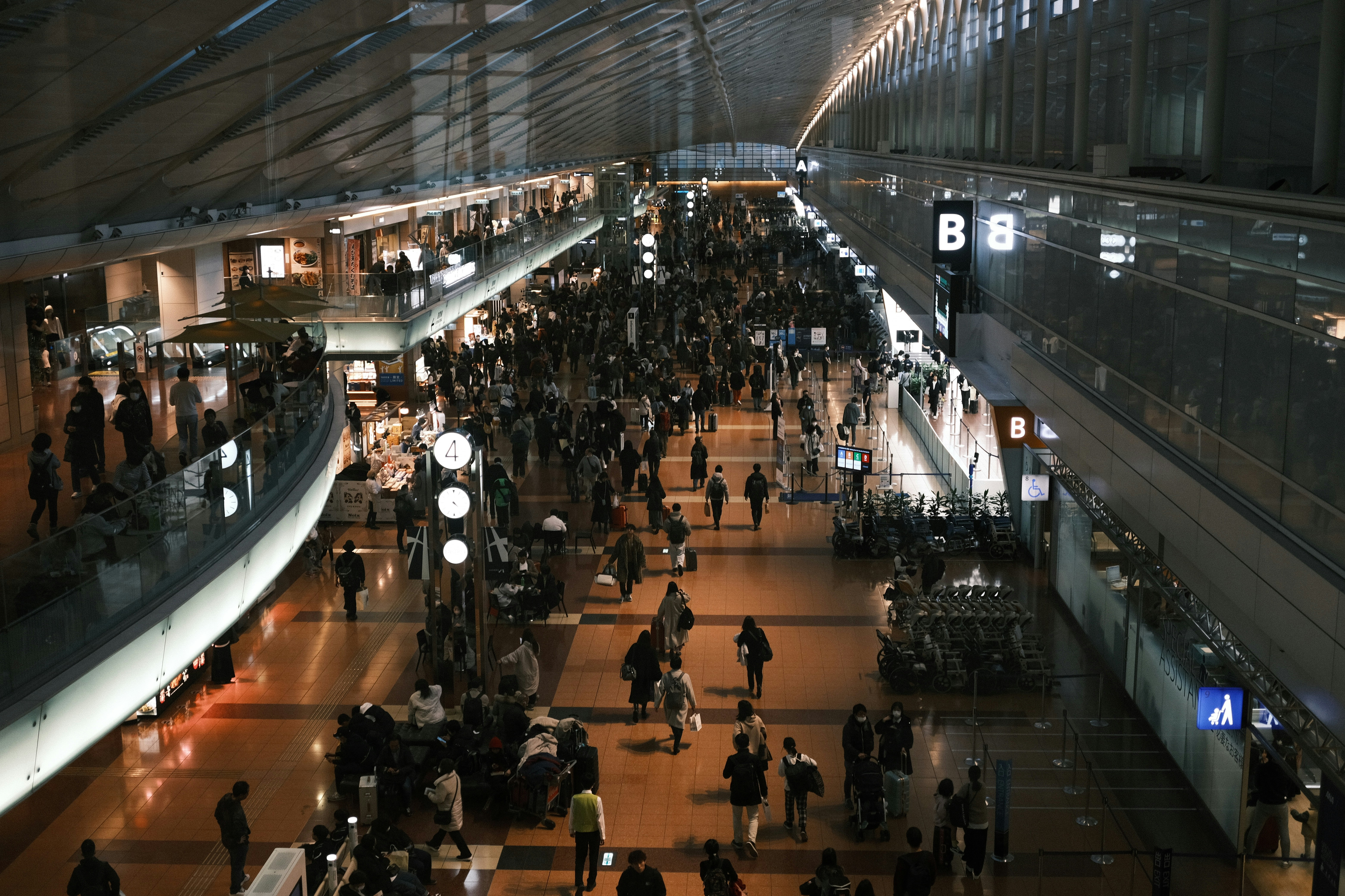 Tokyo Station interior crowded, New Year