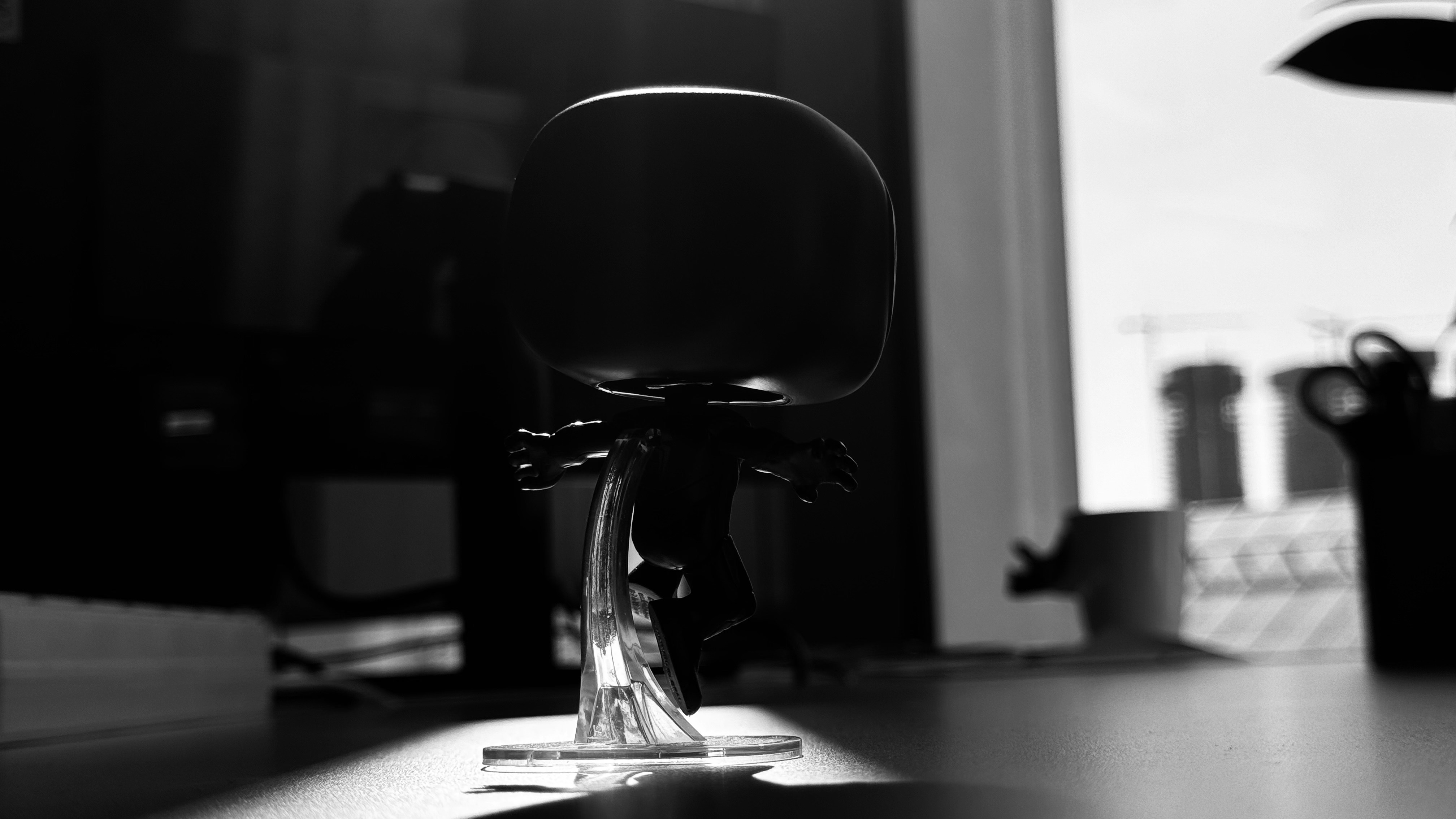 Une photo en noir et blanc d’une chaise sur un bureau