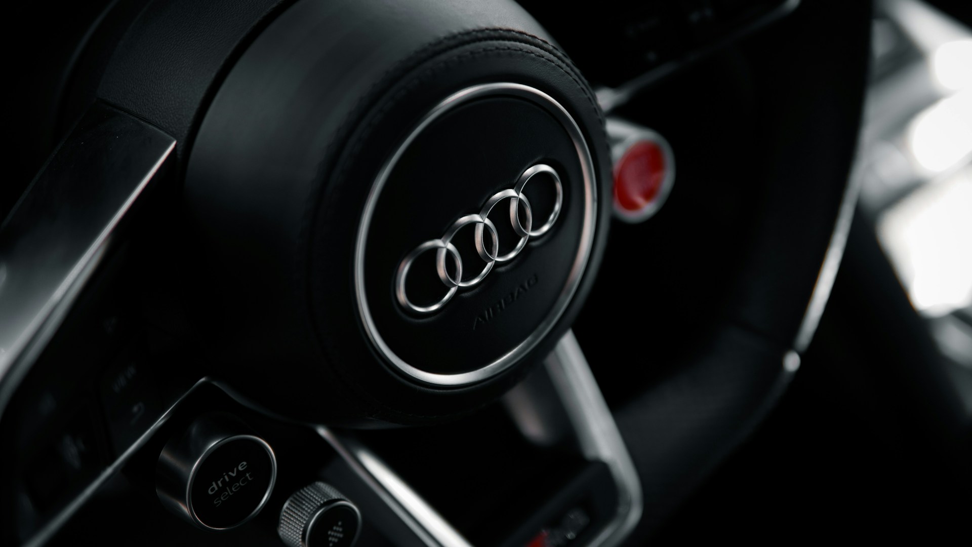 A close up of a steering wheel of a car