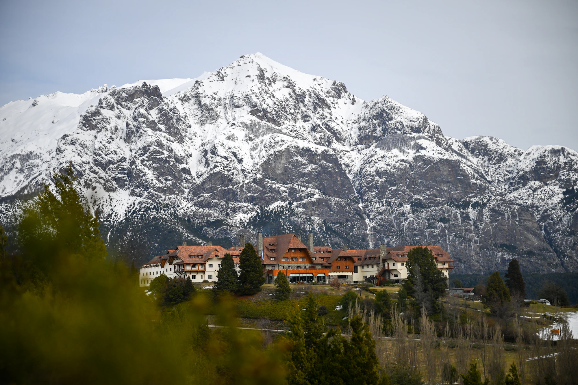 Hotel Llao Llao y montañas nevadas en Bariloche