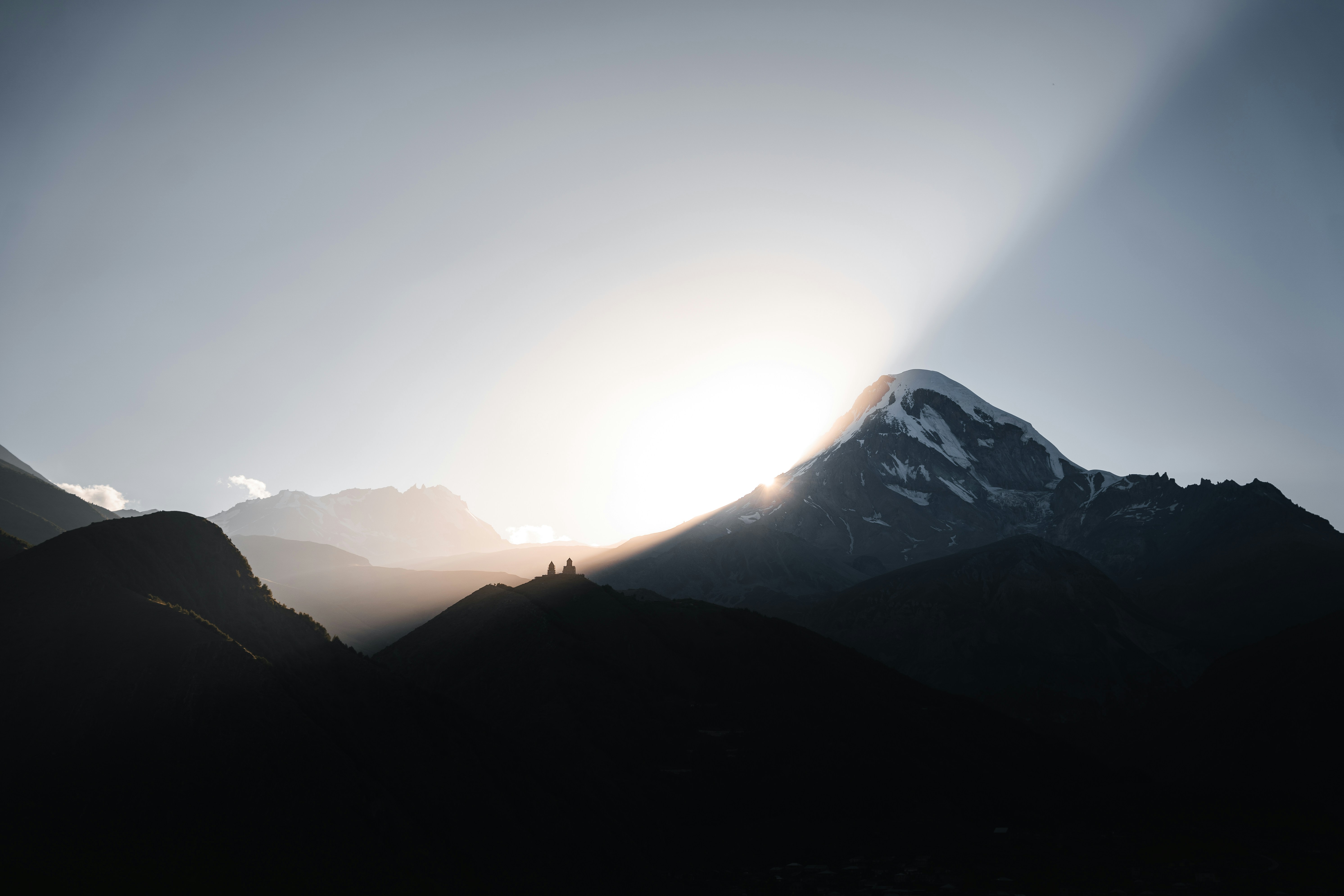 앉아서 사무 업무를 보는 성인 남성의 일일 권장 칼로리는 얼마인가요?