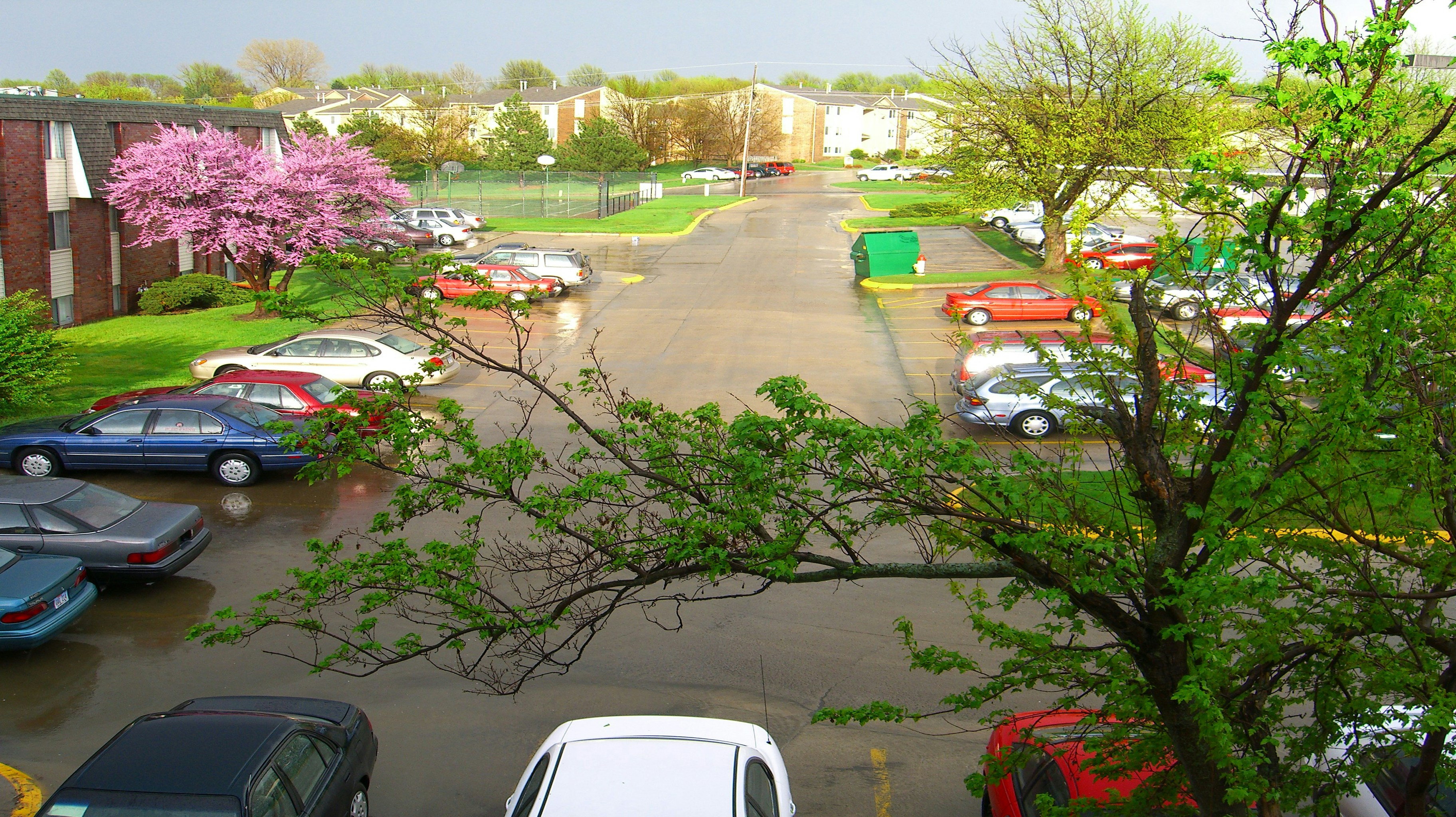 A parking lot filled with lots of parked cars