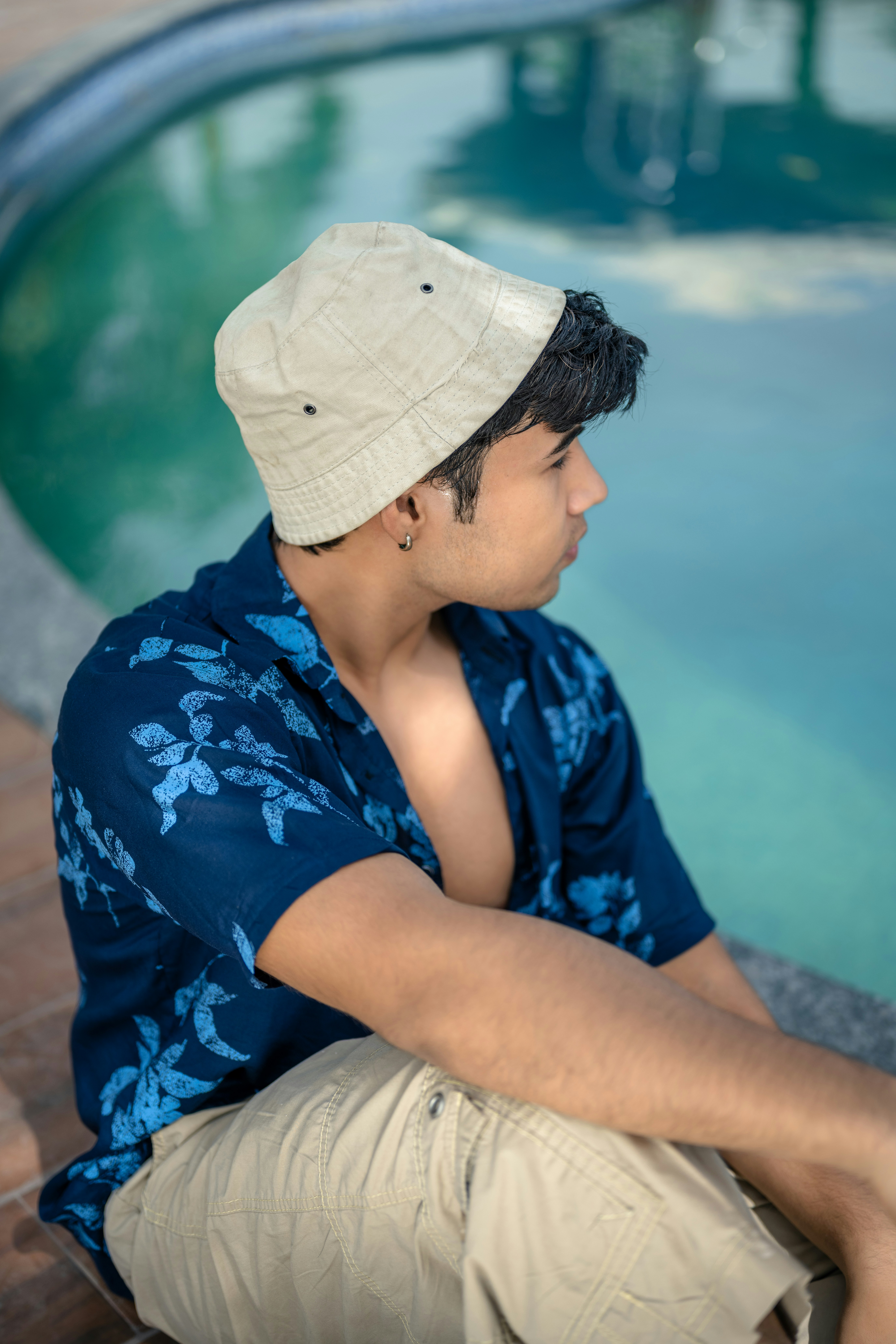 gray computer monitor