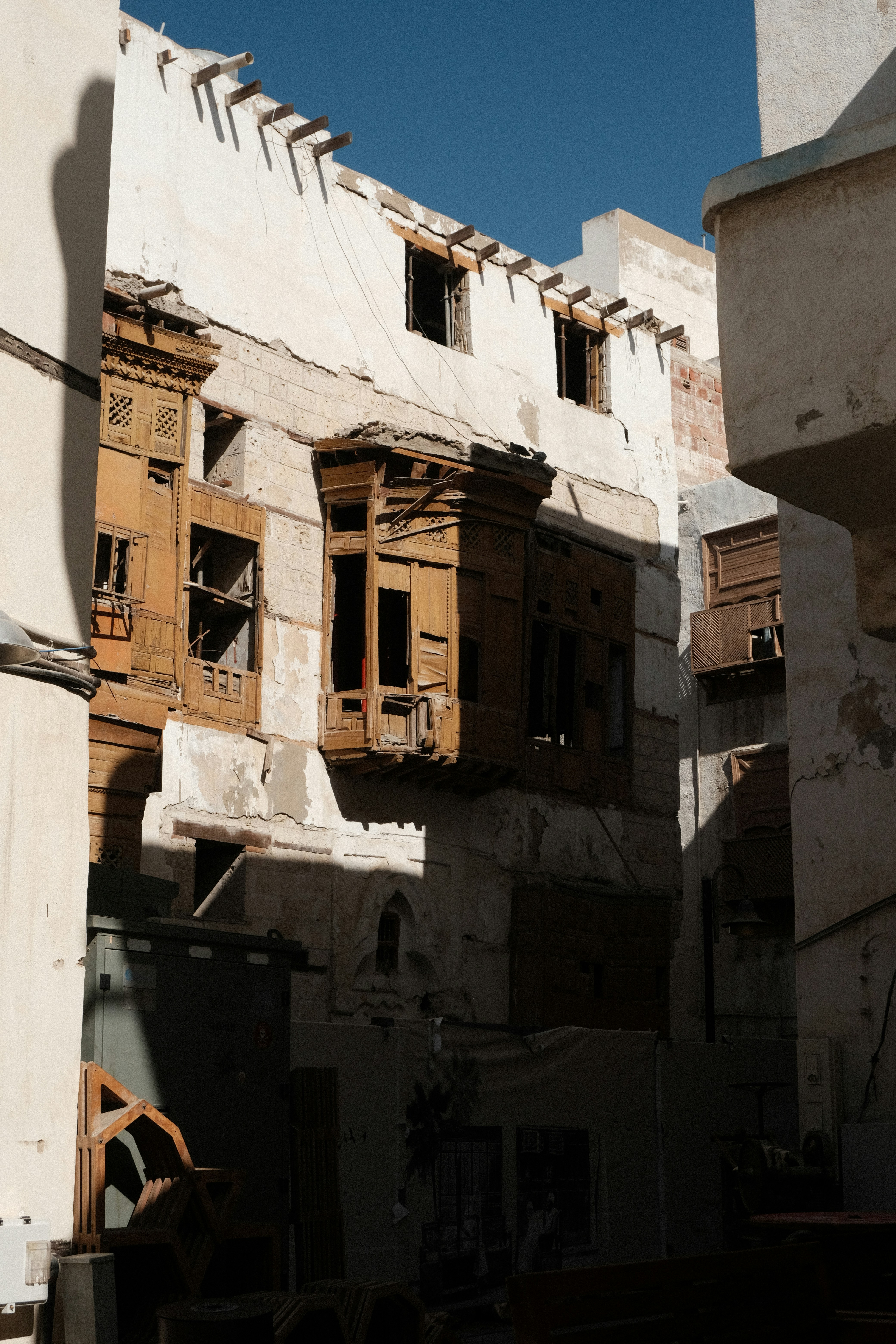 A building that has a bunch of windows in it