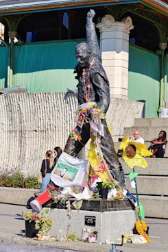 A statue of a man holding a flag in front of a building
