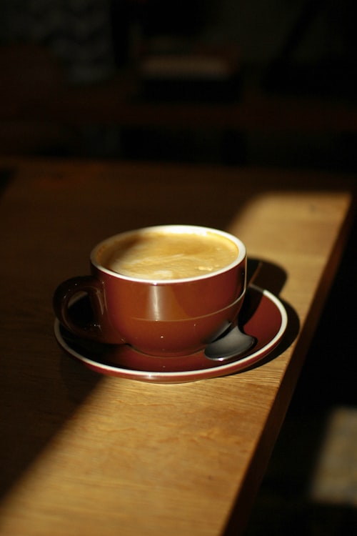Café sur table en bois