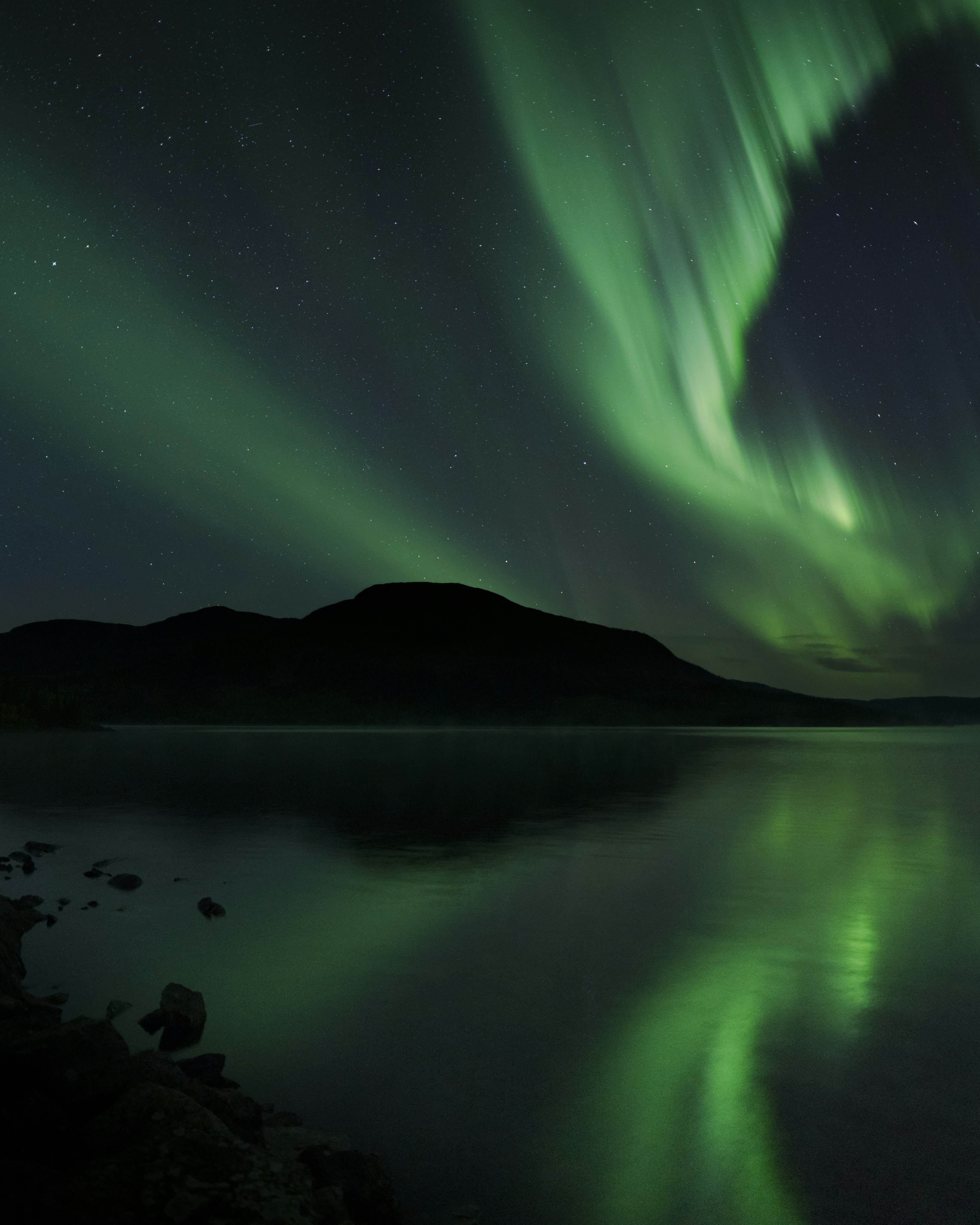 The aurora bore is reflected in the water