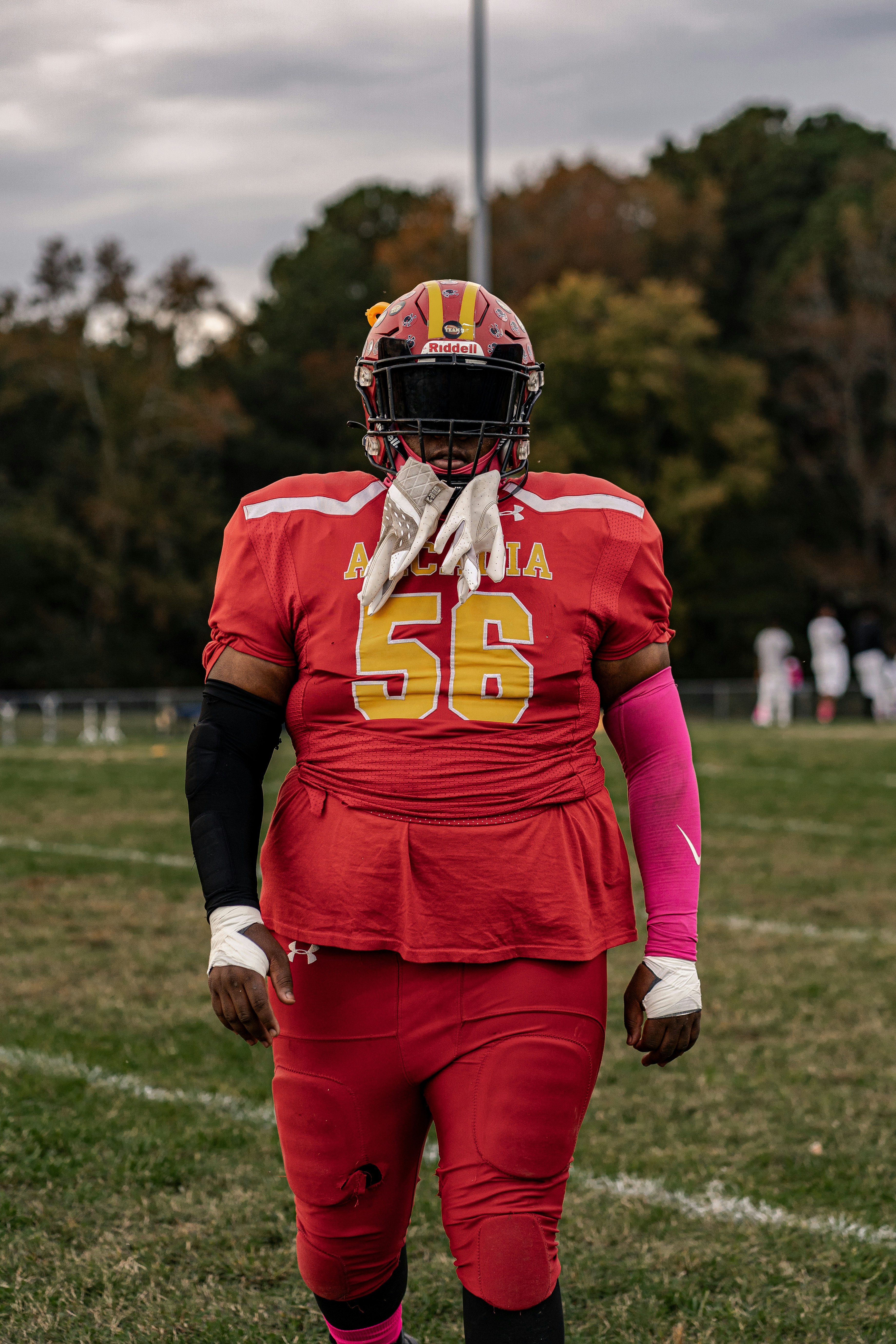 Un giocatore di football in uniforme rossa su un campo