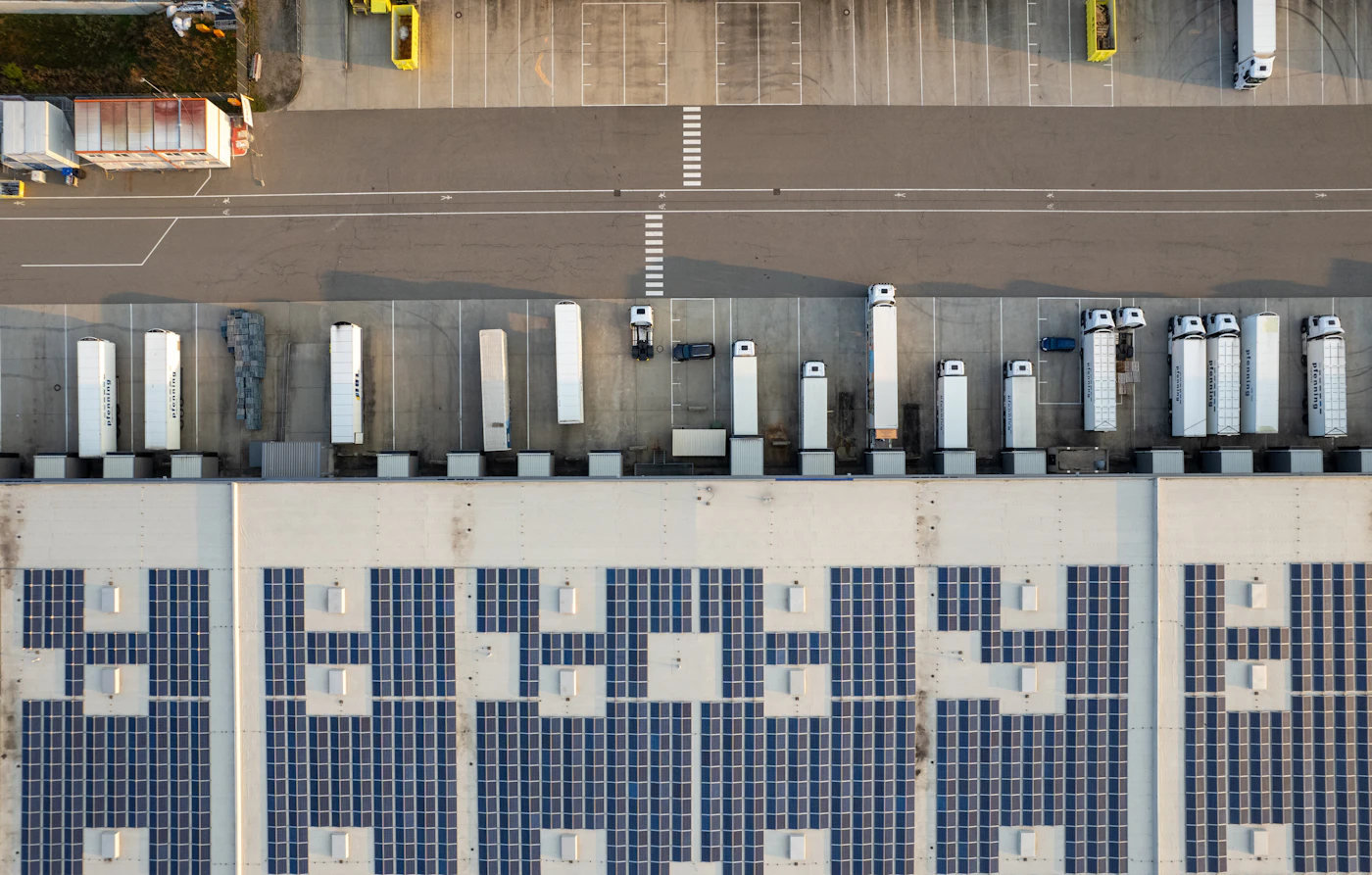 Χώρος logistics και φορτηγών από ψηλά