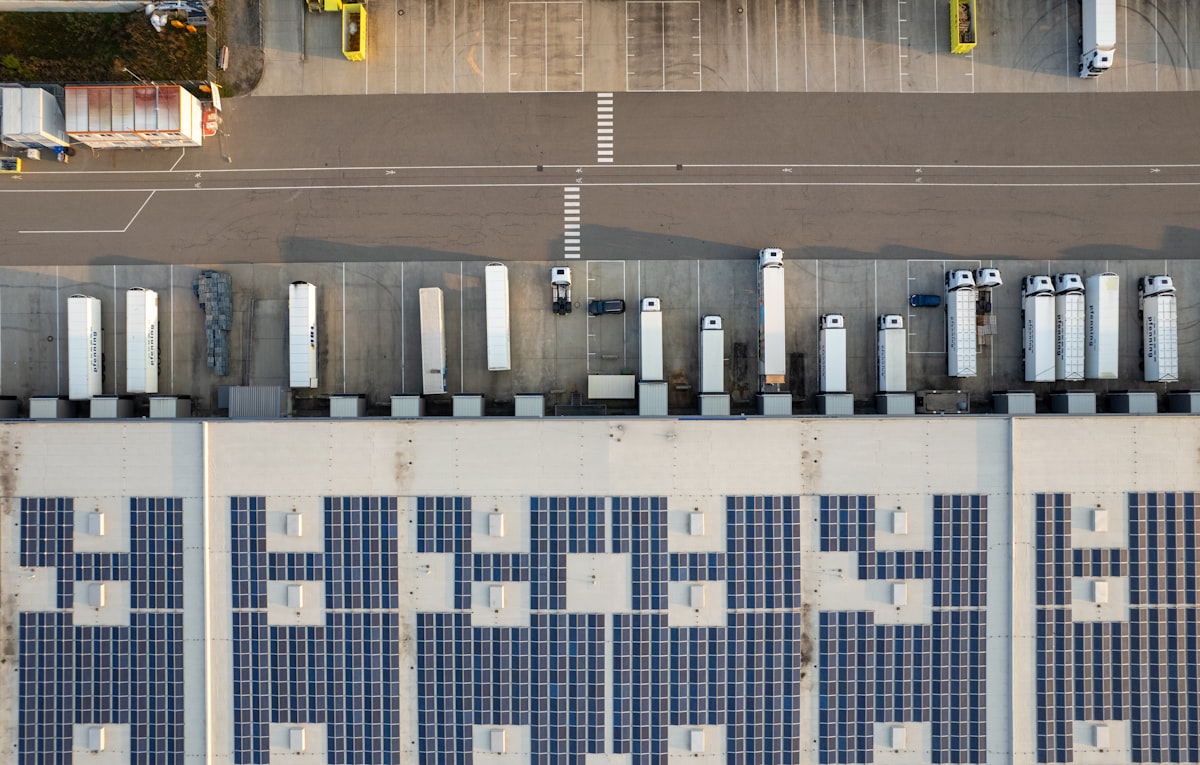 Batterie solaire entreprise : écrêter les pointes en 2026