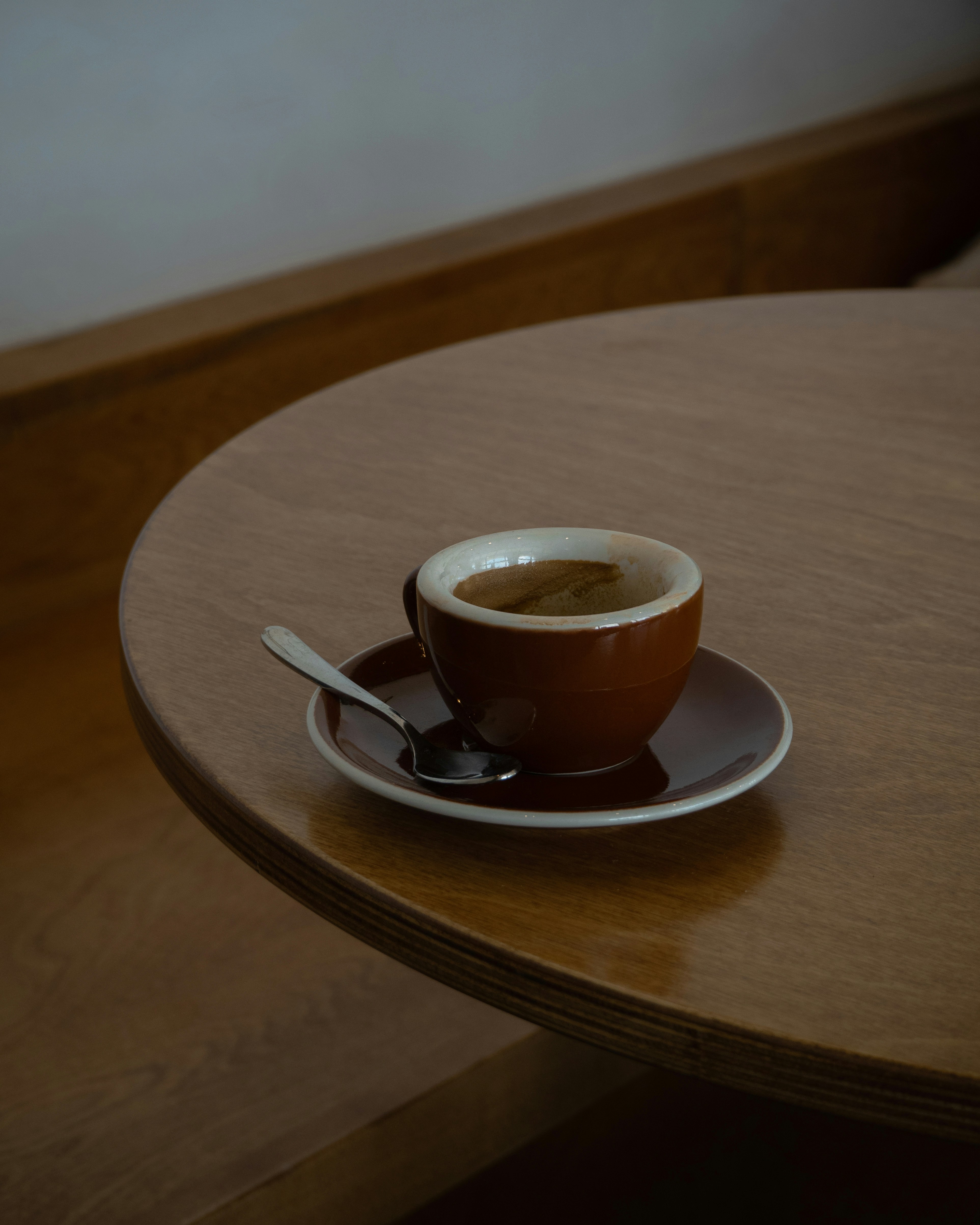 Eine Tasse Kaffee auf einem Holztisch sitzend