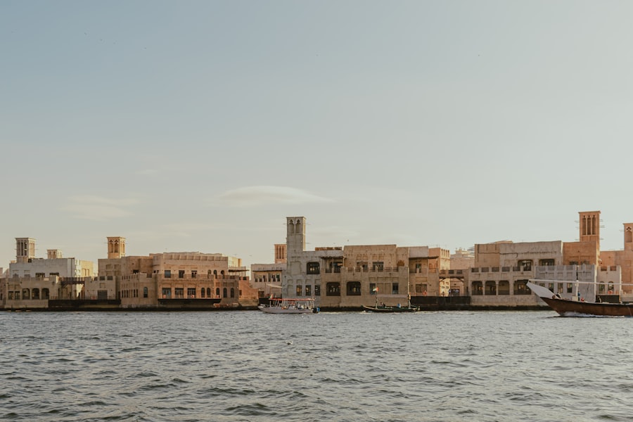 黃昏時穿越杜拜河的傳統阿布拉小船