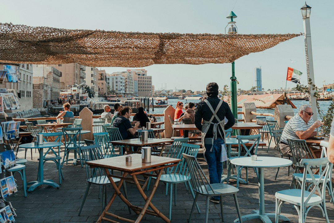 أول لقاء مع صديق تعرّفت عليه عبر الإنترنت: دليل الأمان في الإمارات