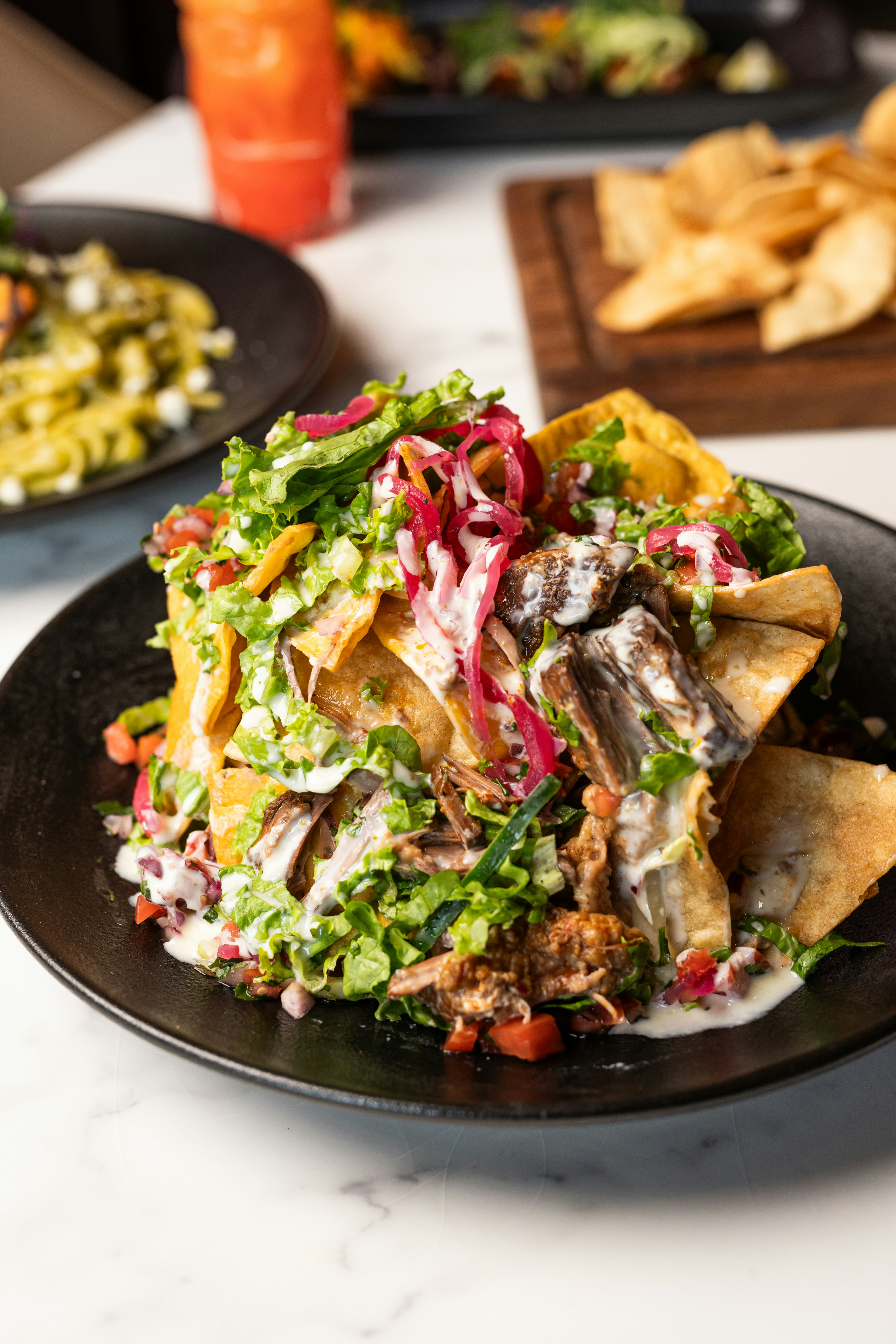 Un piatto di cibo messicano su un tavolo