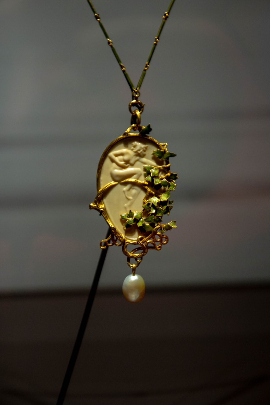 Gold and pearl pendant necklace