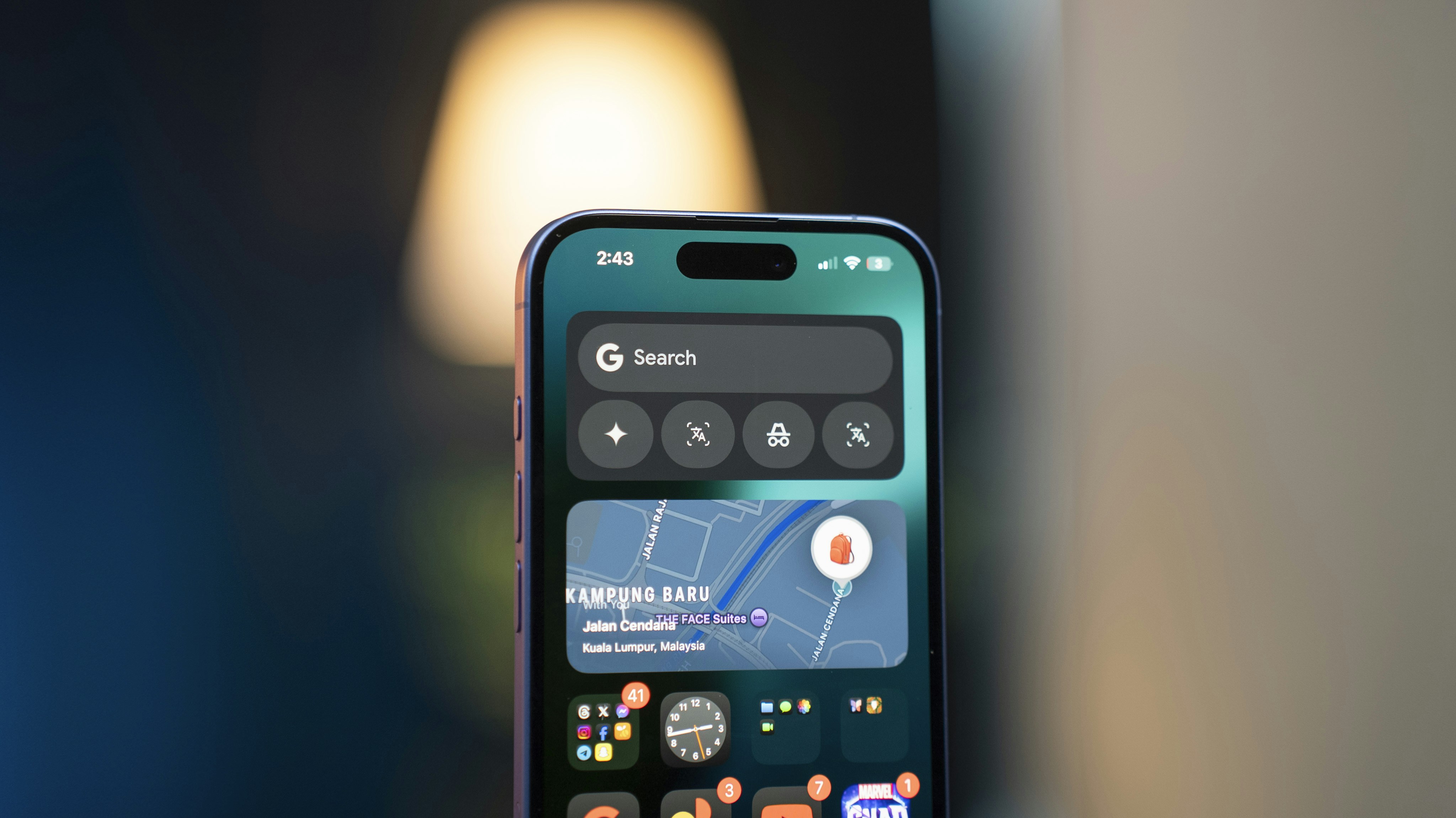 Un primer plano de una persona sosteniendo un teléfono celular