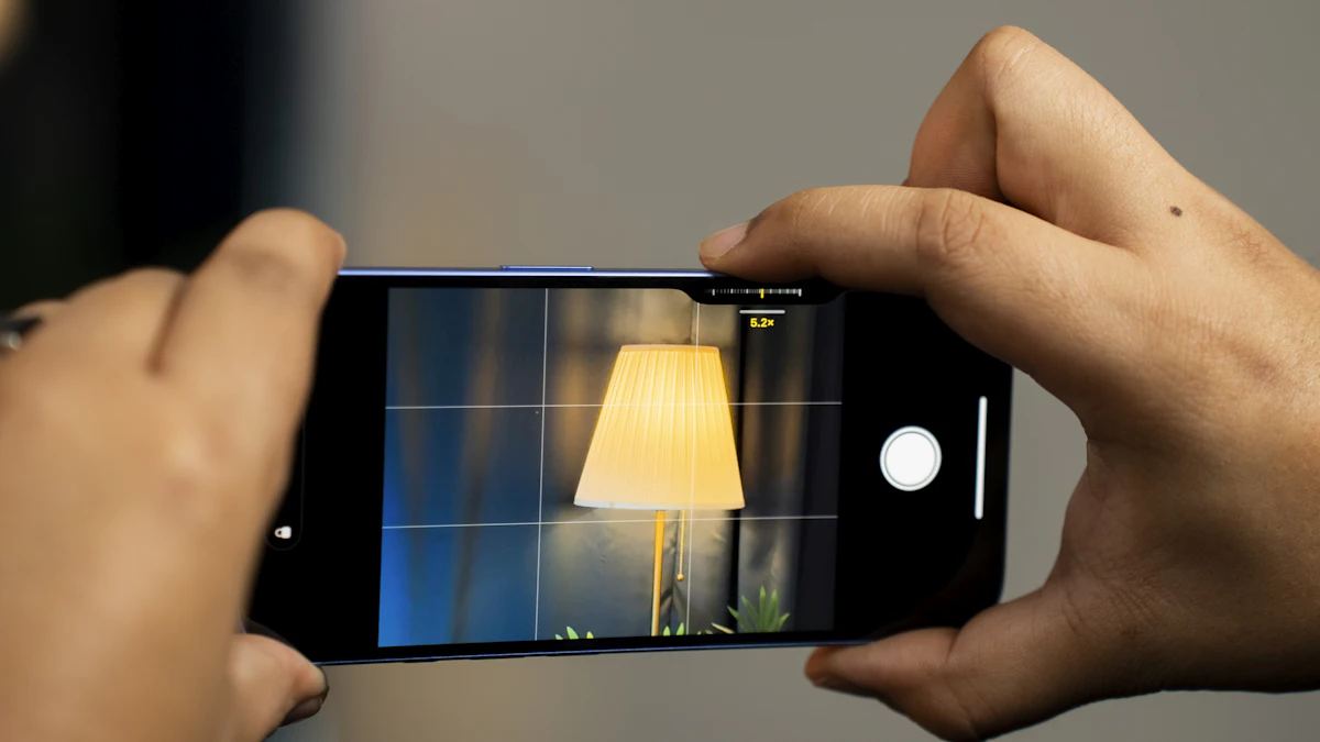 Seseorang memotret produk lampu dengan HP