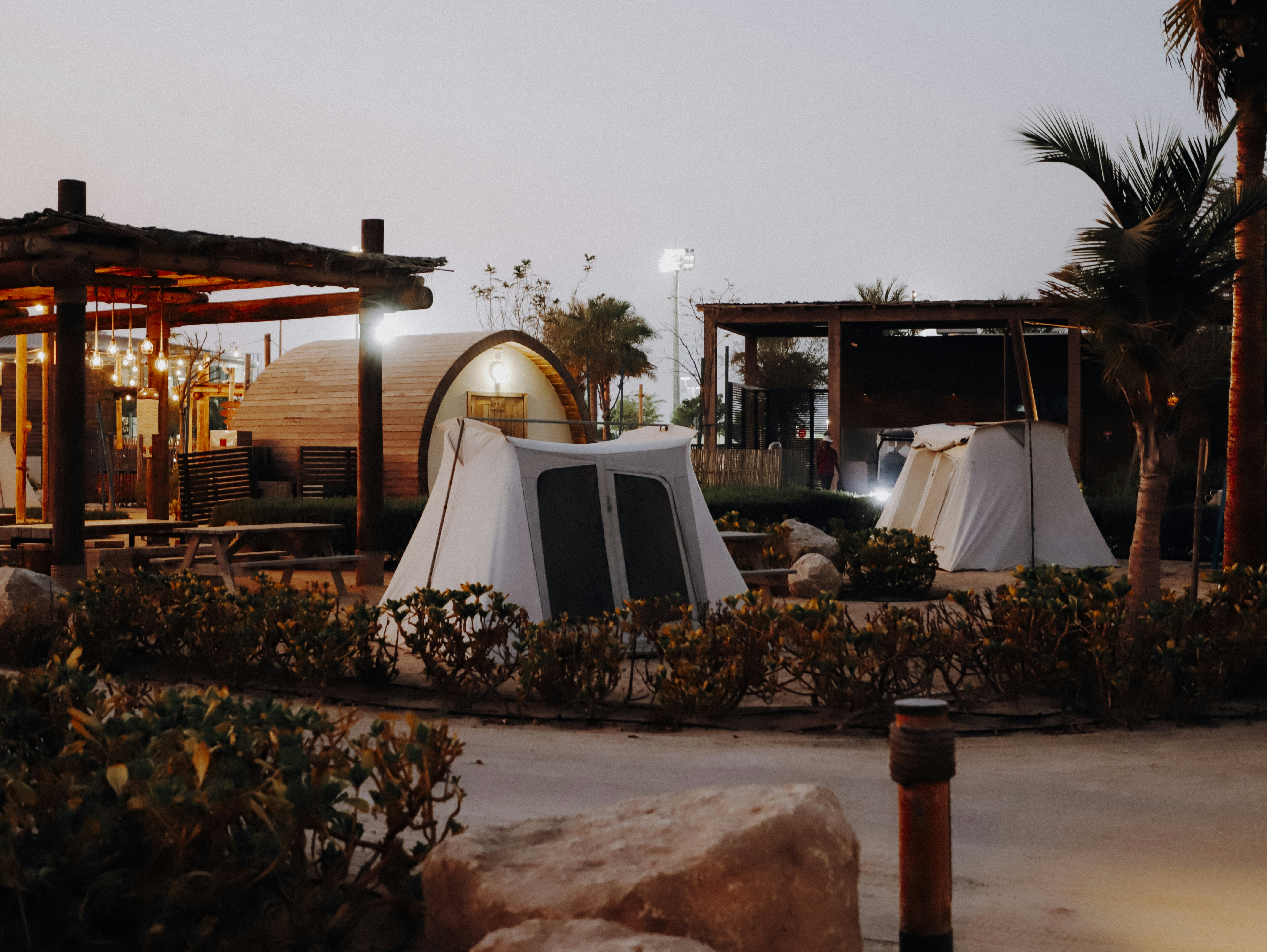 Una tienda de campaña montada en medio de un parque