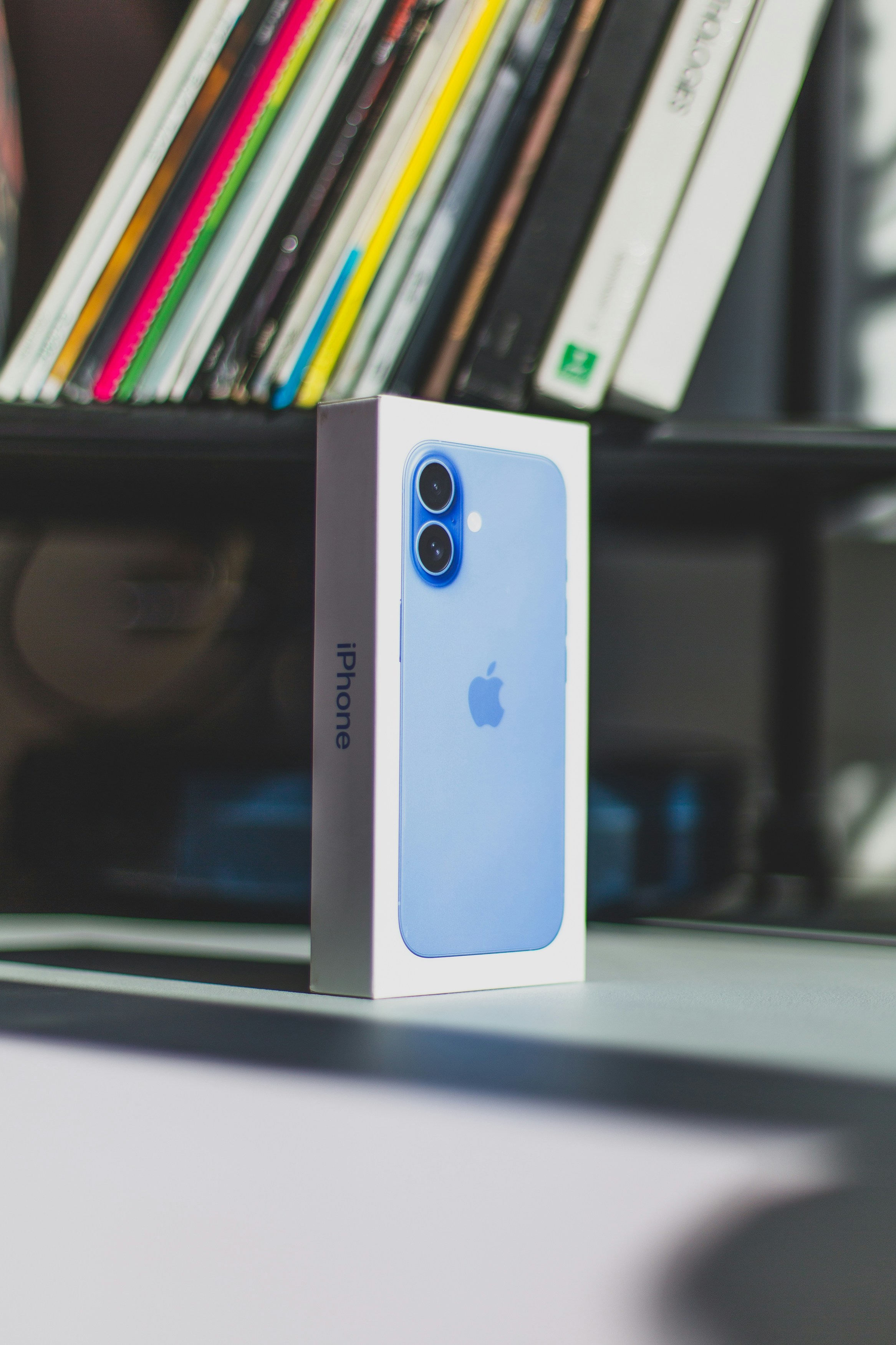 Une boîte bleue et blanche posée sur une table