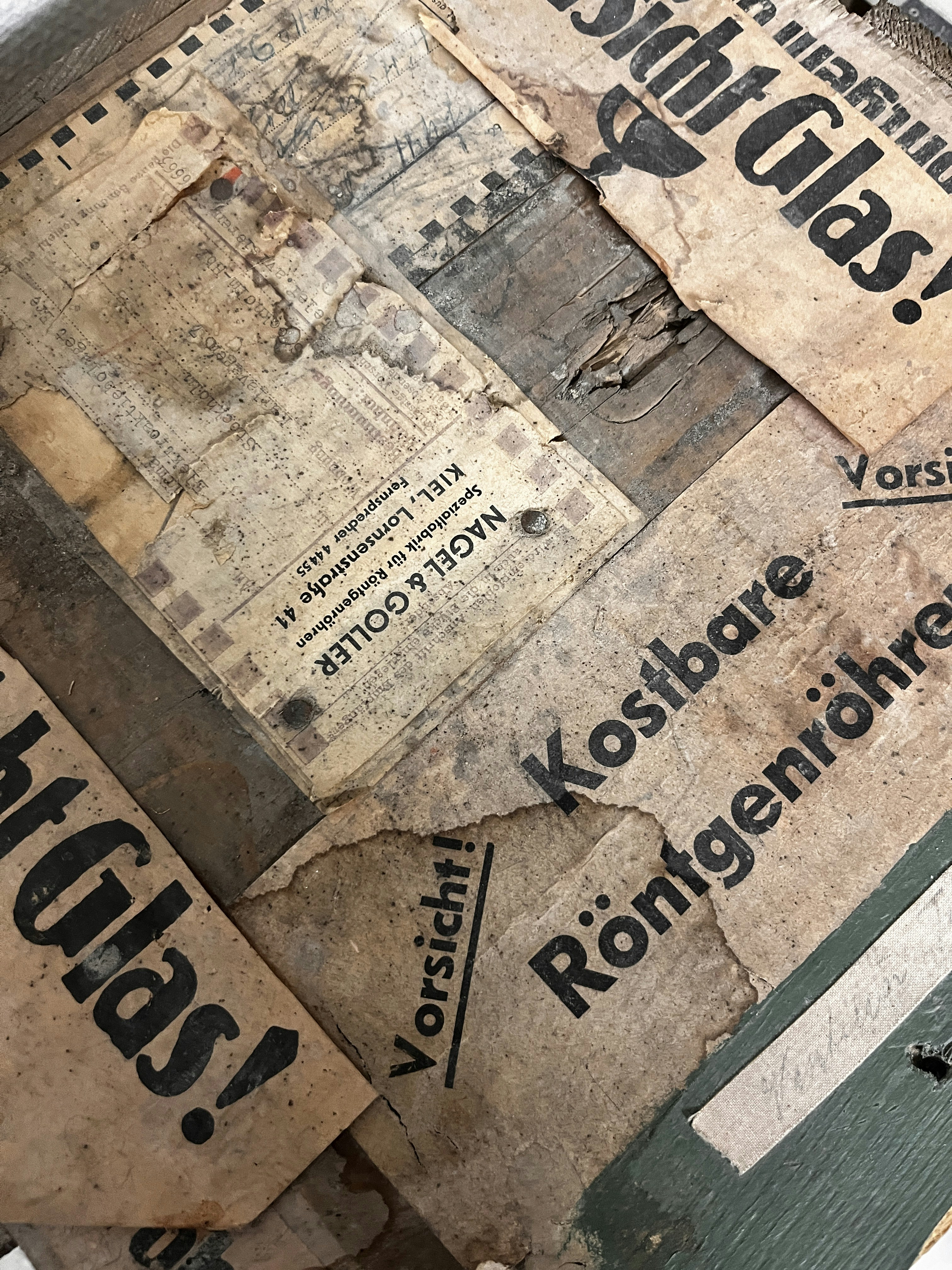 Ein Stapel alter Zeitungen, die auf einem Tisch liegen