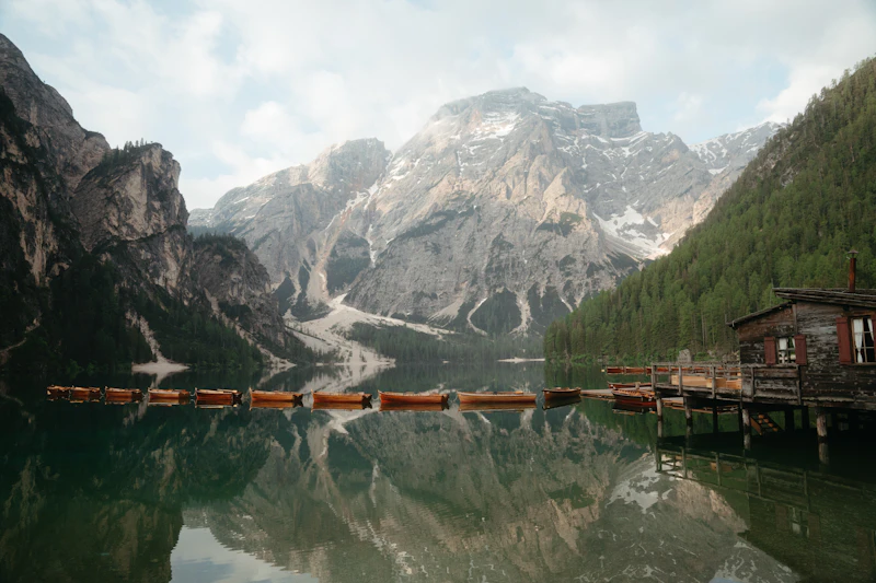 Lac de montagne dans les Dolomites, Italie