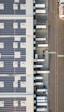 Großes Dach mit Solarmodulen für eine unabhängige Energieversorung