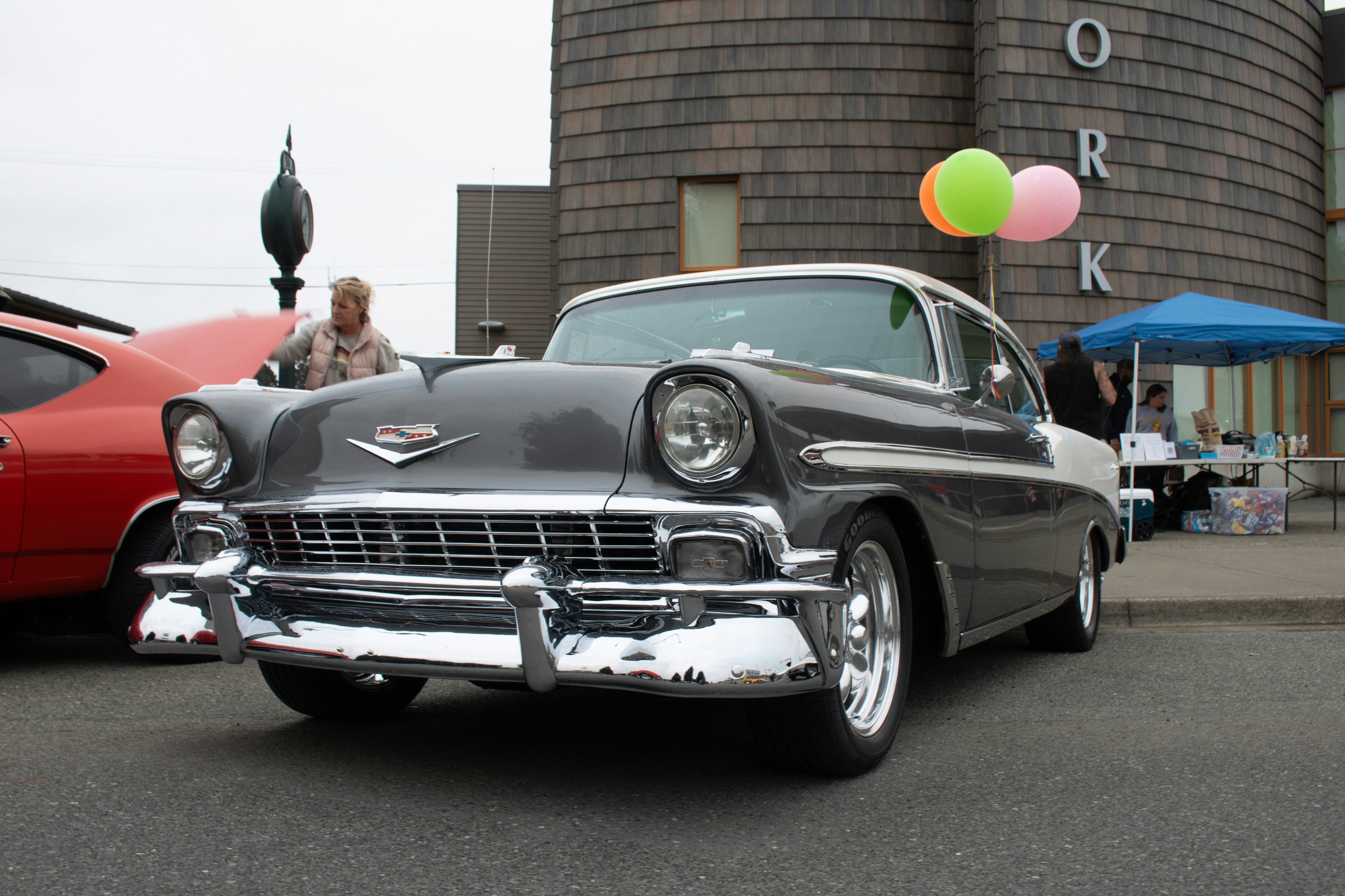 photo-1726868676620-851e41230e52?ixid=M3wxMjA3fDB8MXxzZWFyY2h8MTh8fGNsYXNzaWMlMjBjYXIlMjBzaG93c3xlbnwwfHx8fDE3NjY1MzAwOTl8MA\u0026ixlib=rb-4.1.0