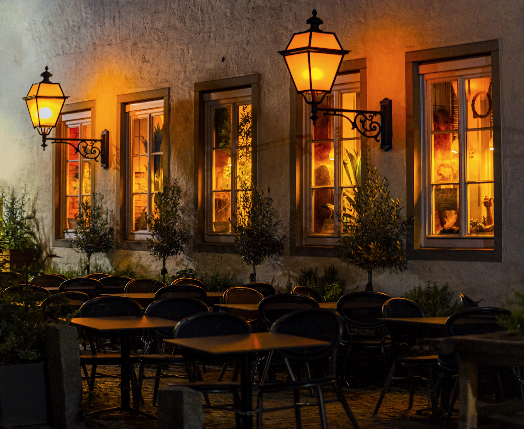 Warm beleuchteter Gastraum des Restaurants LINDE am Abend